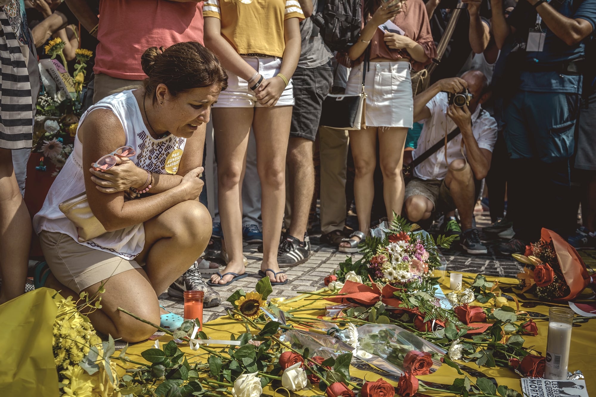 Flores, velas y mensajes en homenaje a las víctimas del atentado de Barcelona, ocurrido el 17 de agosto de 2017