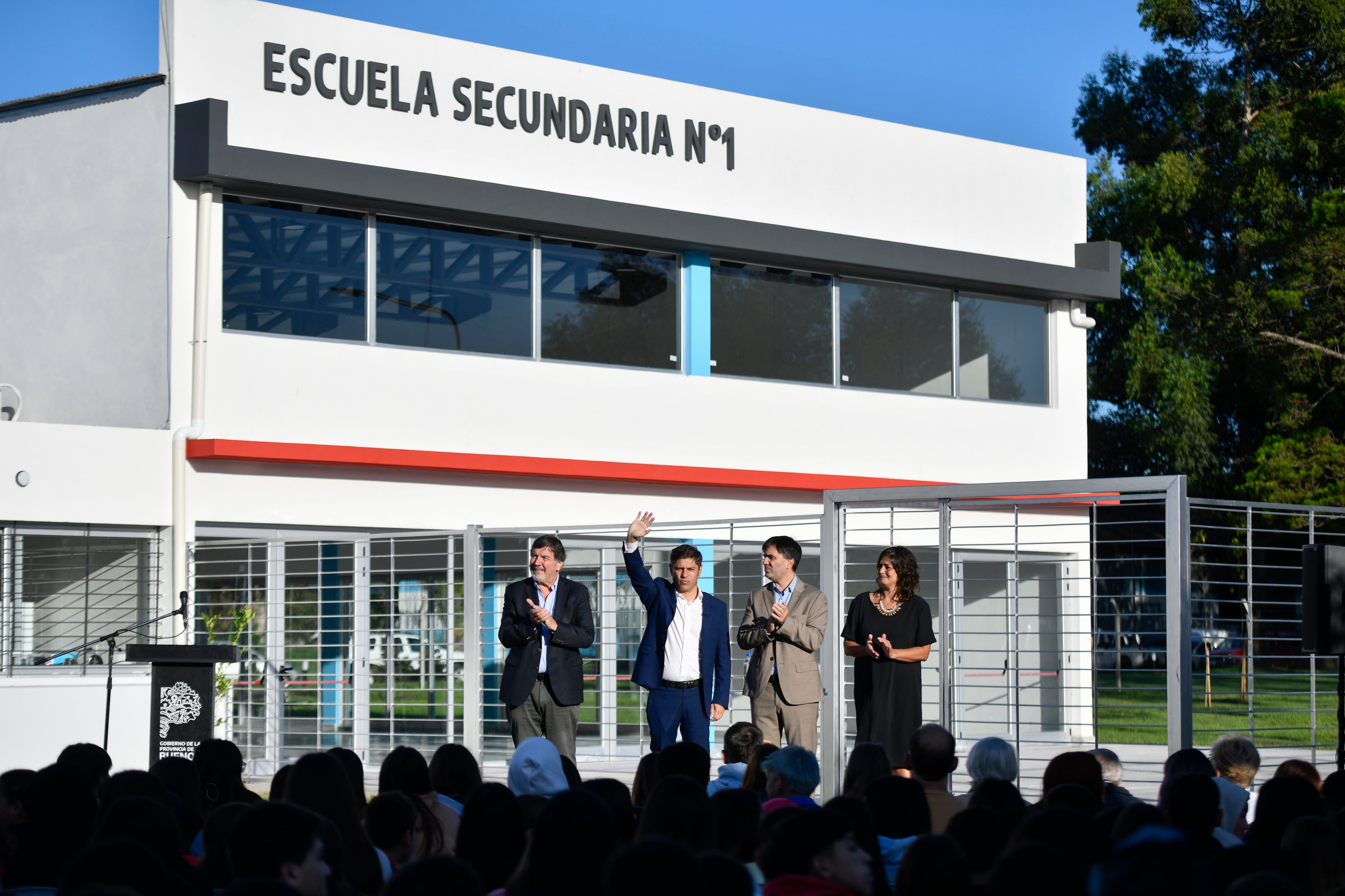 Echarren, con Kicillof, en una visita del gobernador al distrito de Castelli