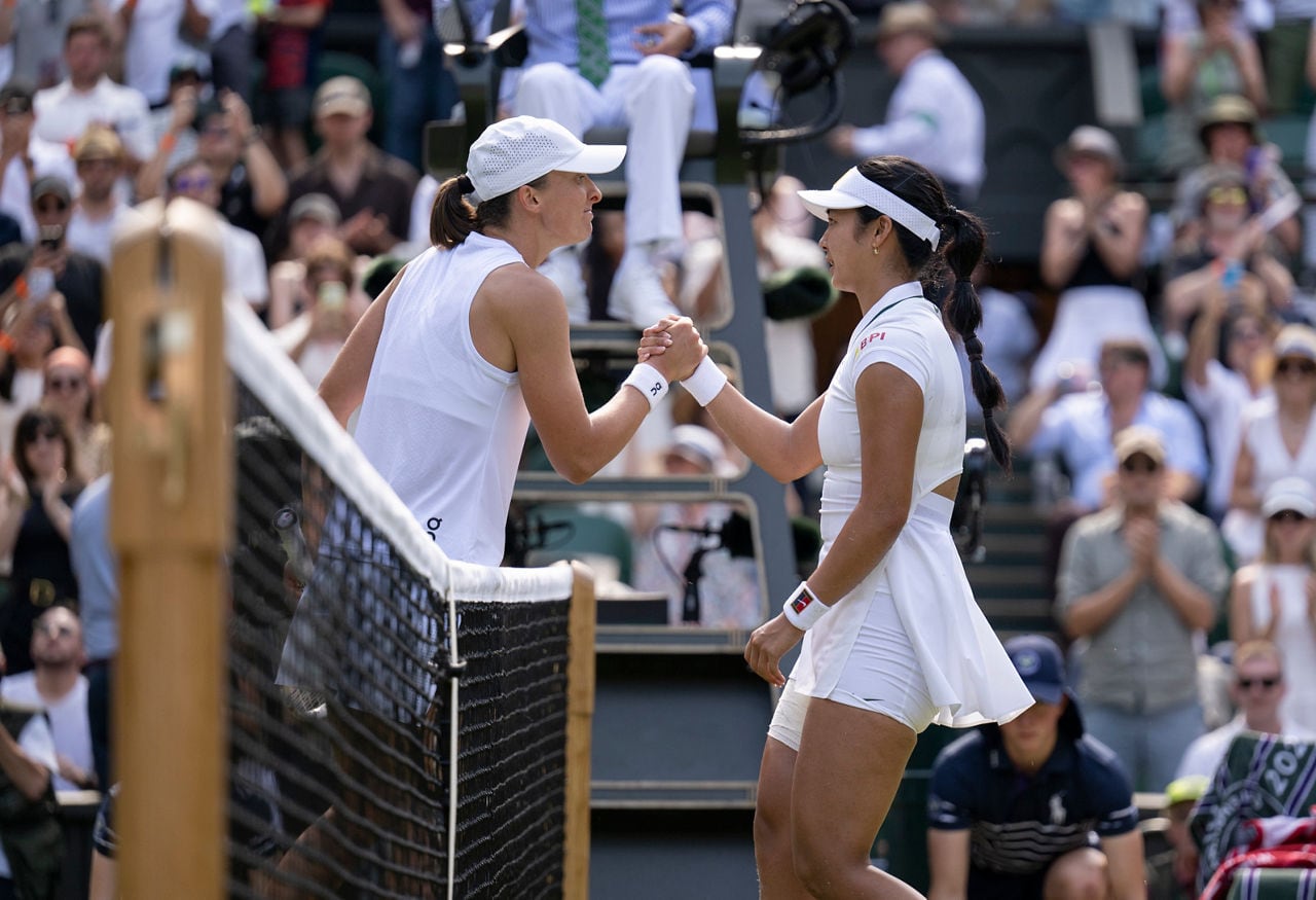 El saludo del final y un resultado sorpresivo: Eala dejó en el camino a una de las favoritas, la polaca Iga Swiatek. Foto: AELTC/Florian Eisele