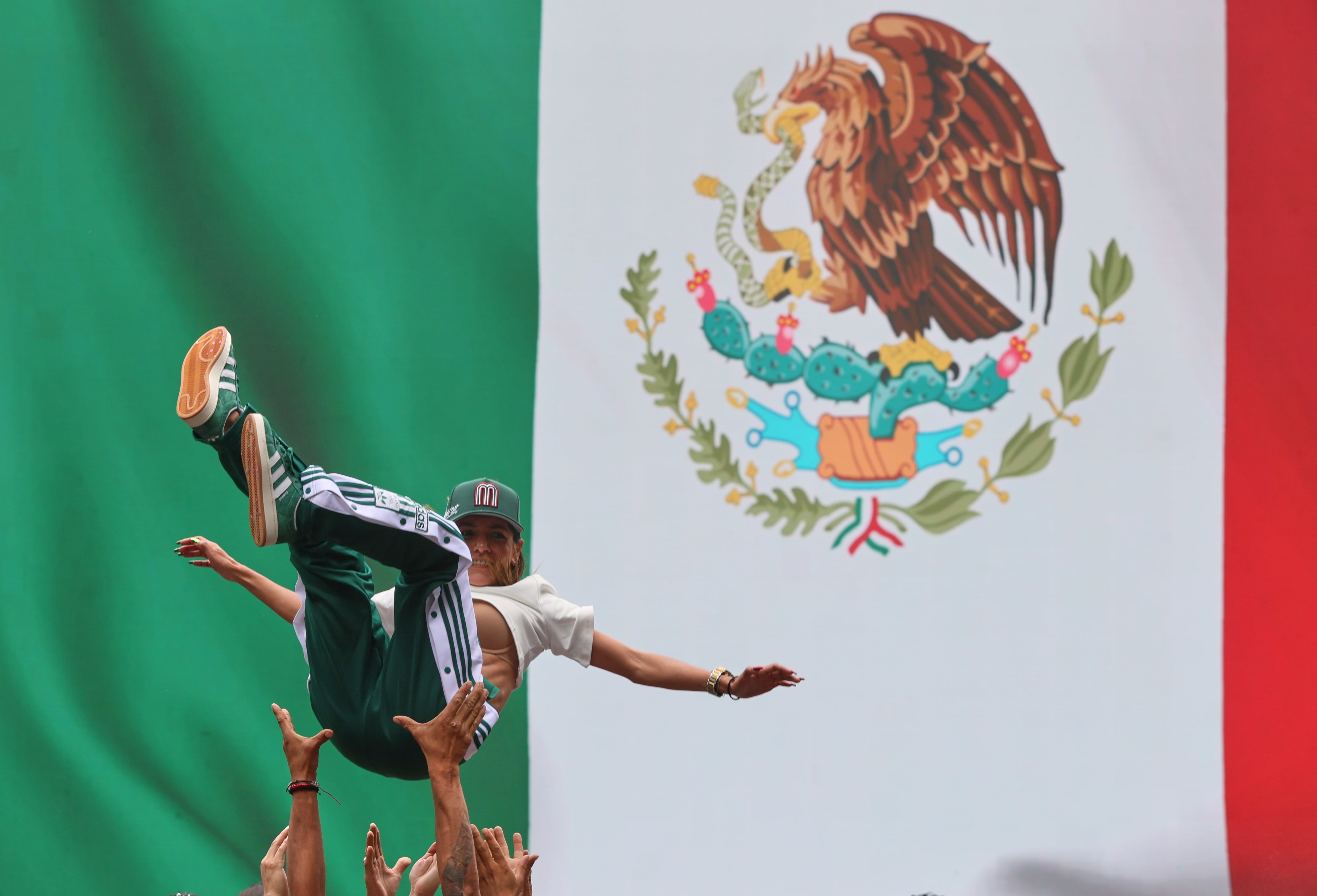 Para quien tiene acceso a pantalla, la cobertura en español se completa por Telemundo y Universo en TV abierta y de cable, además de streaming en Peacock