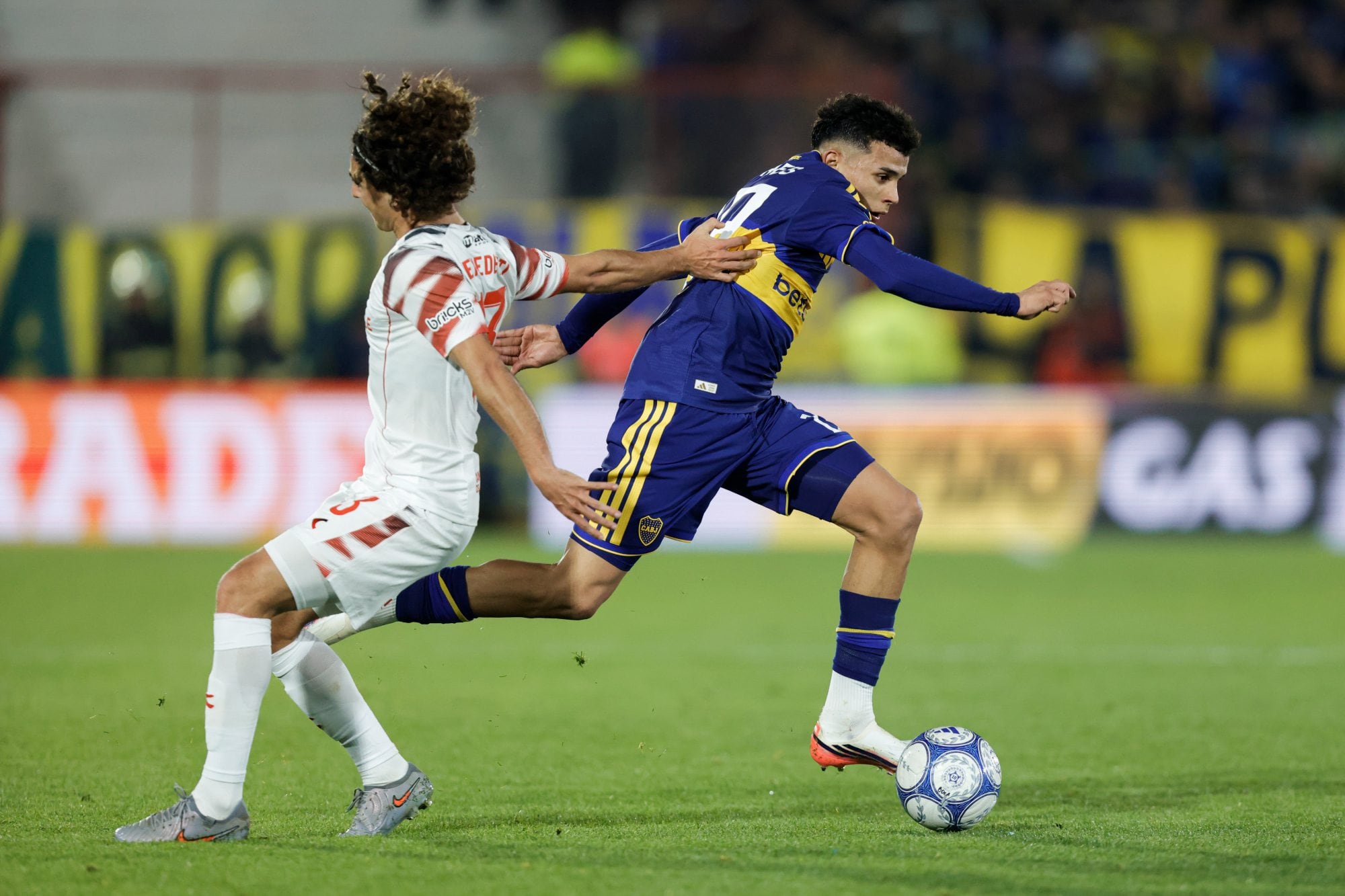 Boca vs. Estudiantes LP, en vivo: el minuto a minuto del partido 5 Leonel Flores encara a Gastón Benedetti