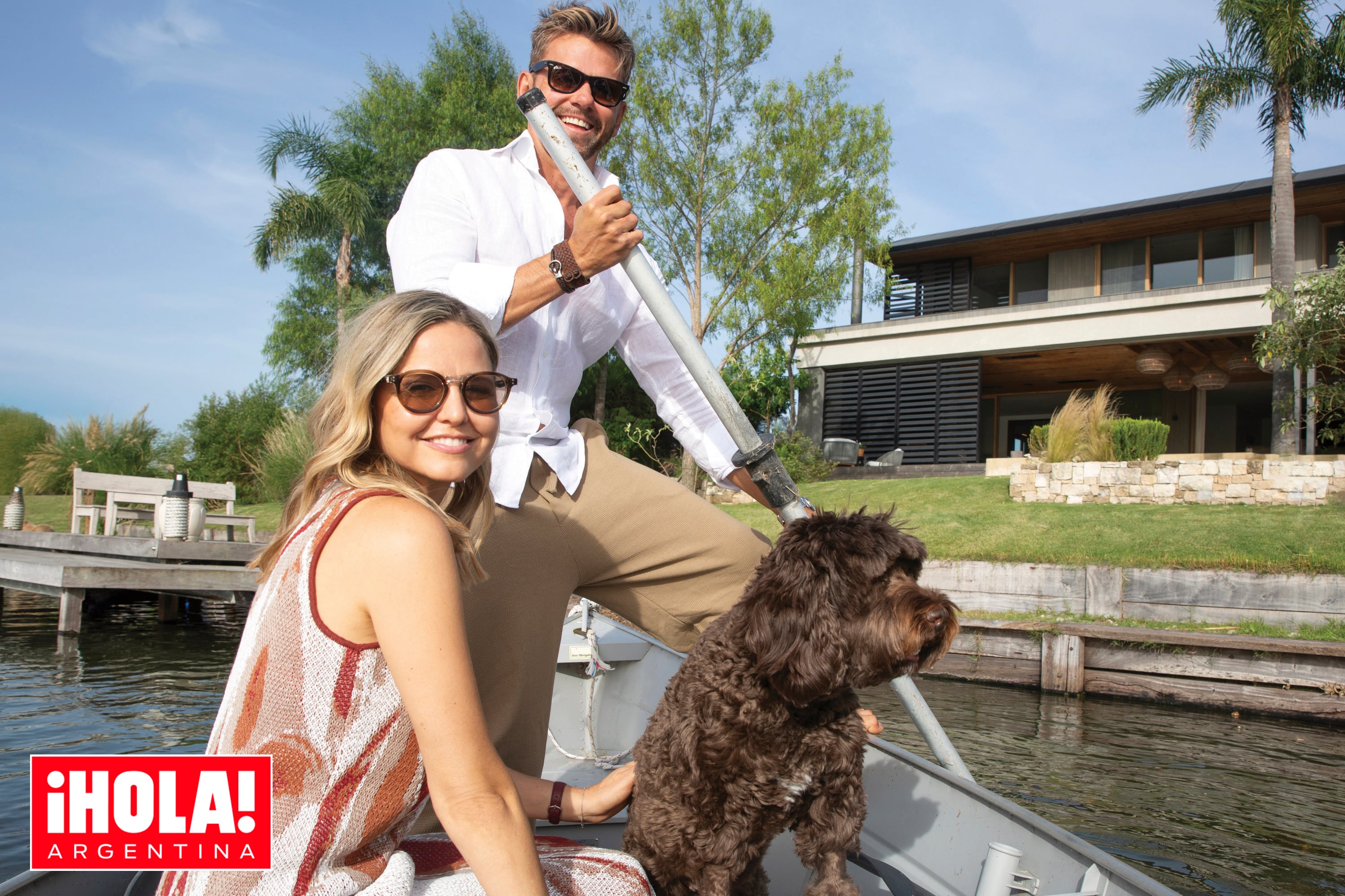 “Vivir de vacaciones”. Él es arquitecto y ella interiorista, comparten amor y trabajo y nos reciben en su casa de 600 metros