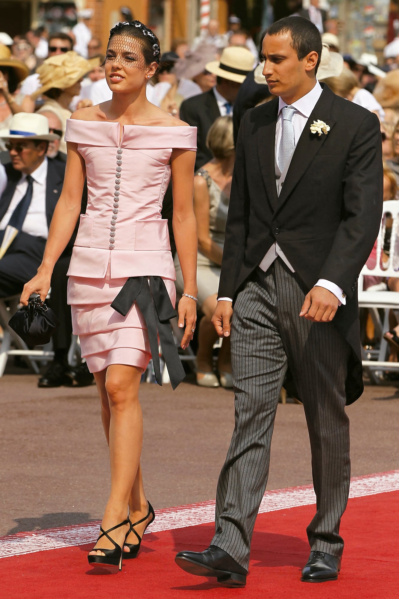 Escoltada por su primer gran amor, Alex Dellal, la nieta de Grace Kelly llegó a la boda
de su tío, el príncipe Alberto II con Charlene Wittstock. Para la ocasión llevó un
vestido de cóctel rosa con escote barco de Chanel