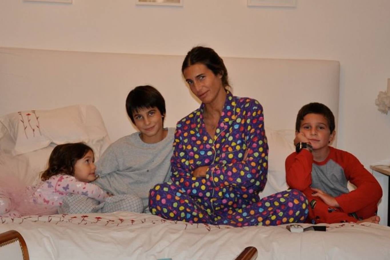 Azul, Franco y Valentín, junto a su mamá Romina Yan