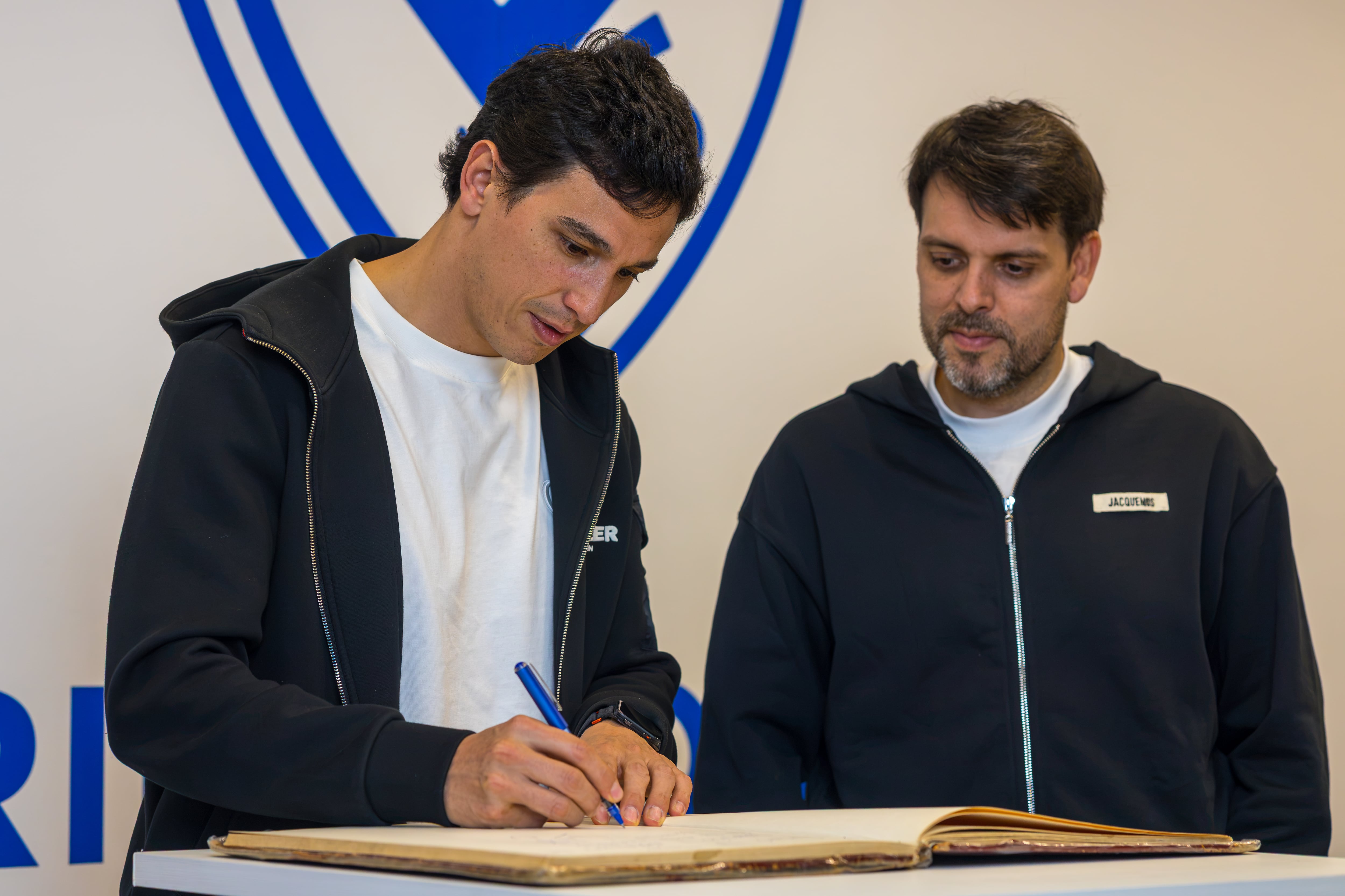 Los cantantes firmaron el libro de artistas que se han presentado a lo largo de la historia en el emblemático estadio argentino