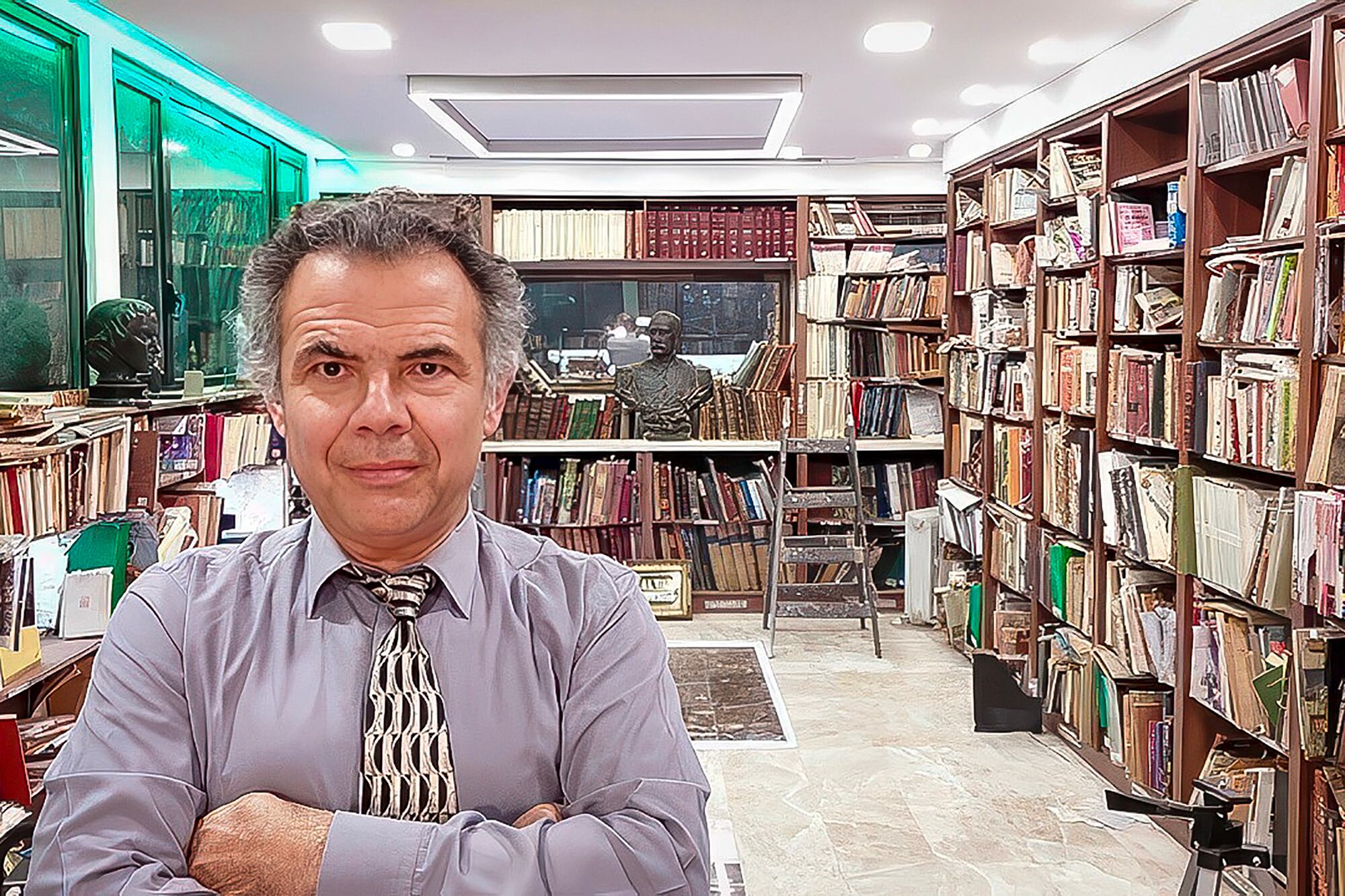 Juan Antonio Lázara y su biblioteca personal; vive en el barrio de Caballito