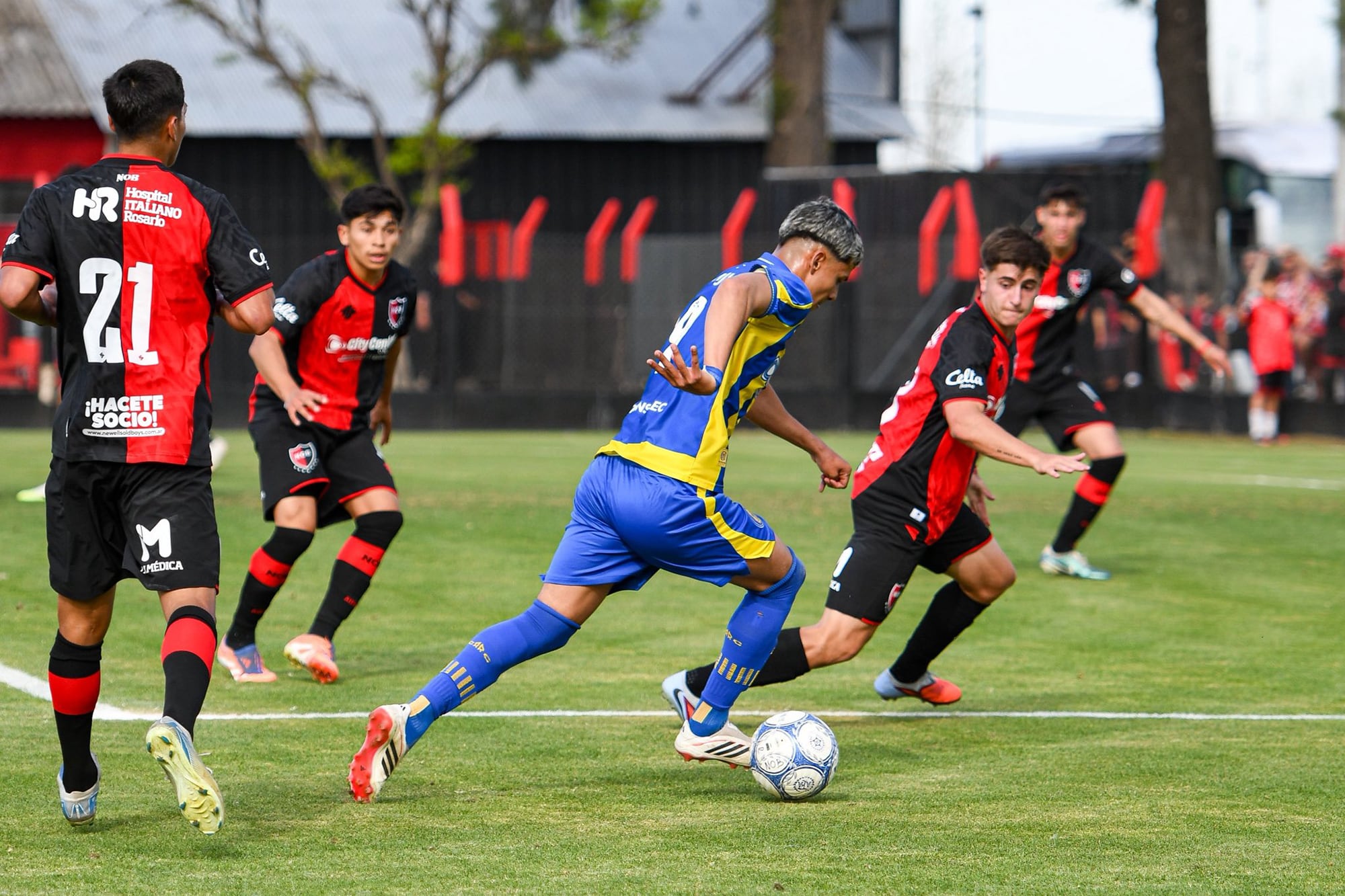 Una escena del clásico rosarino de reserva