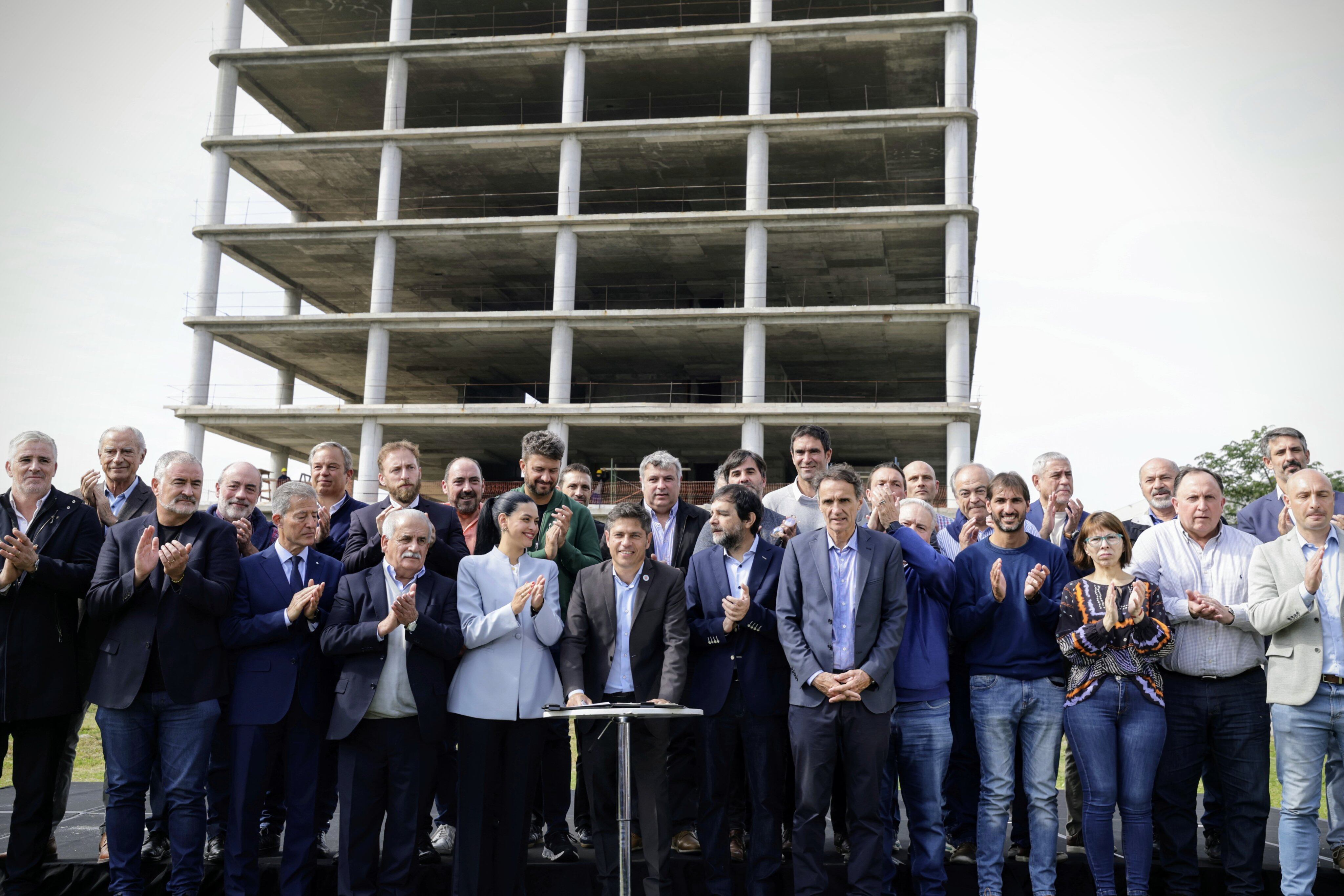 Kicillof, junto a su ministro Gabriel Katopodis y a intendentes que apoyan su gestión