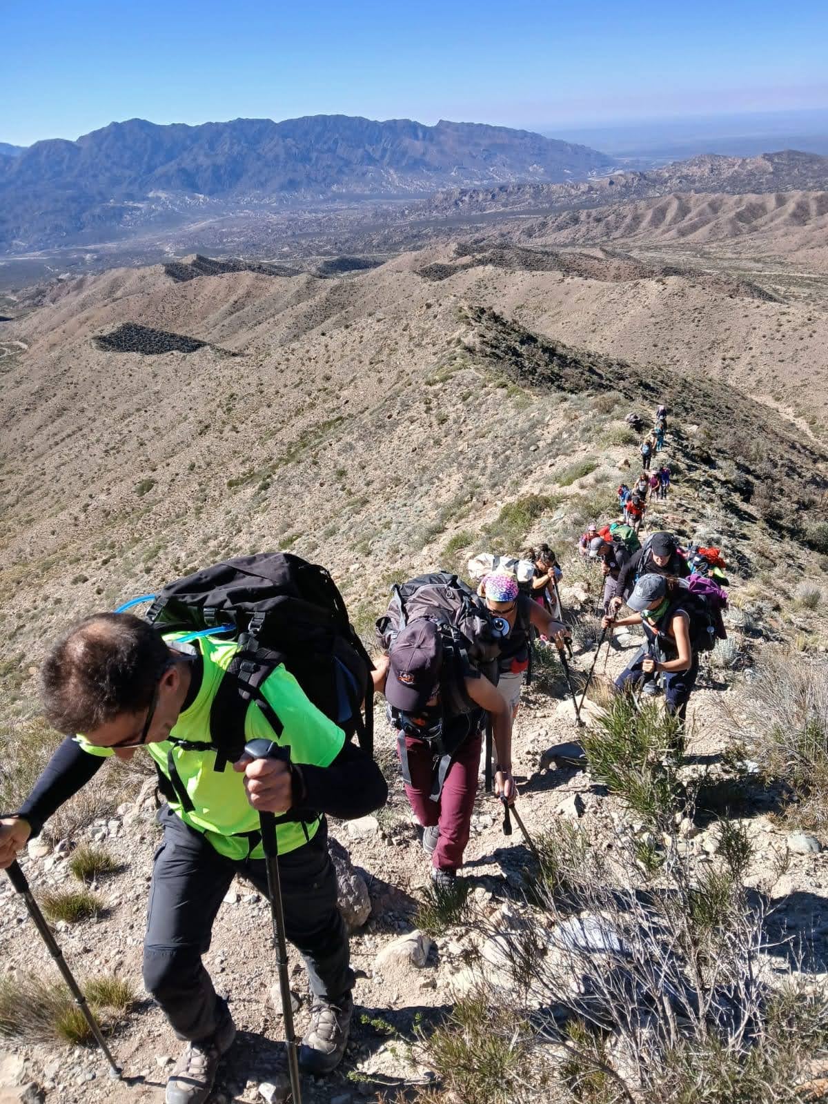 El trekking se desarrolla a través de las quebradas secas y laderas rocosas características de la región hasta alcanzar el sitio donde yace la estructura