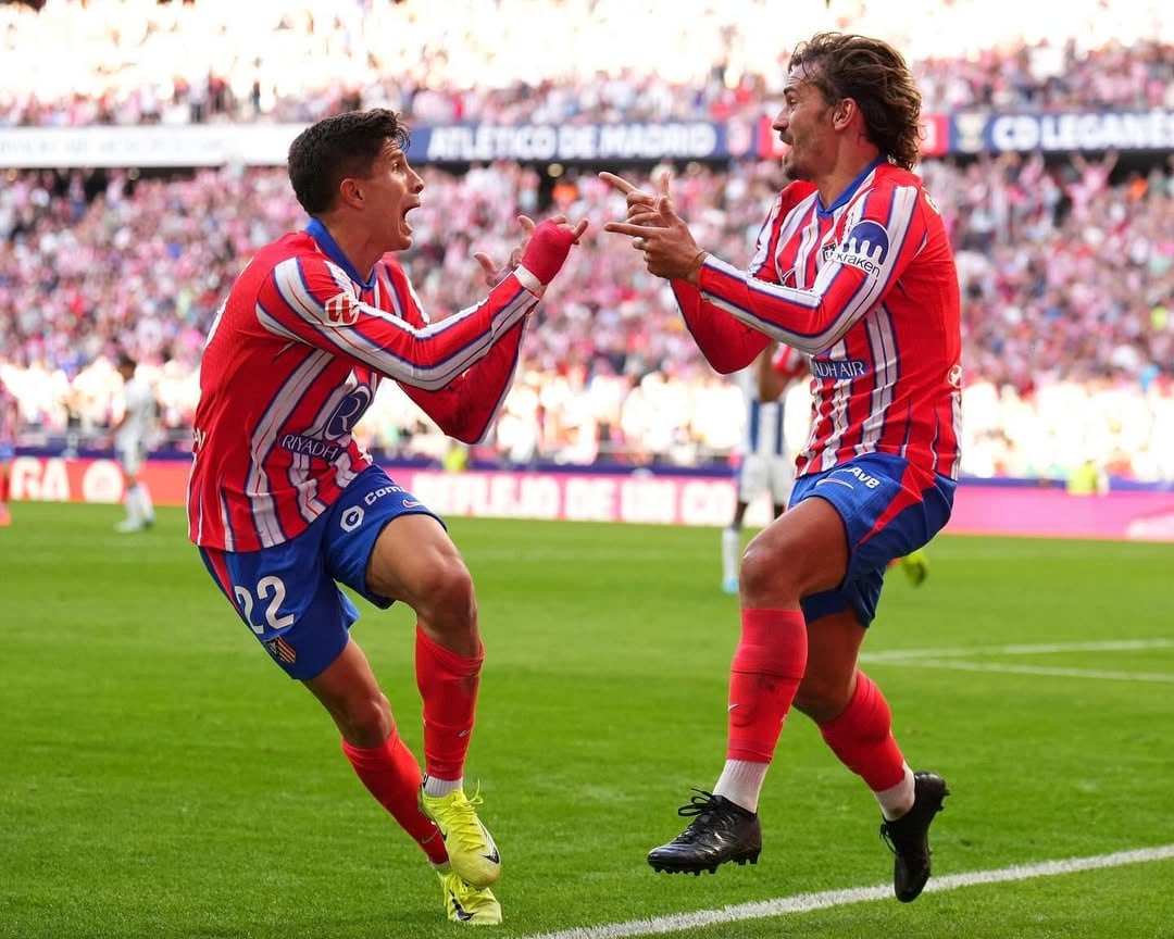 Con Griezmann en la cancha celebrando un gol en el Metropolitano