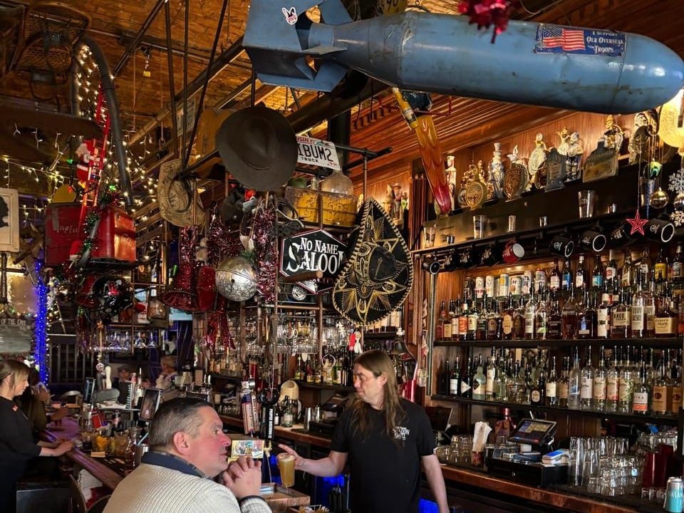 Es obligado el paso por No Name Saloon, un típico grill de la zona conocido por su imperdible hamburguesa de bisonte