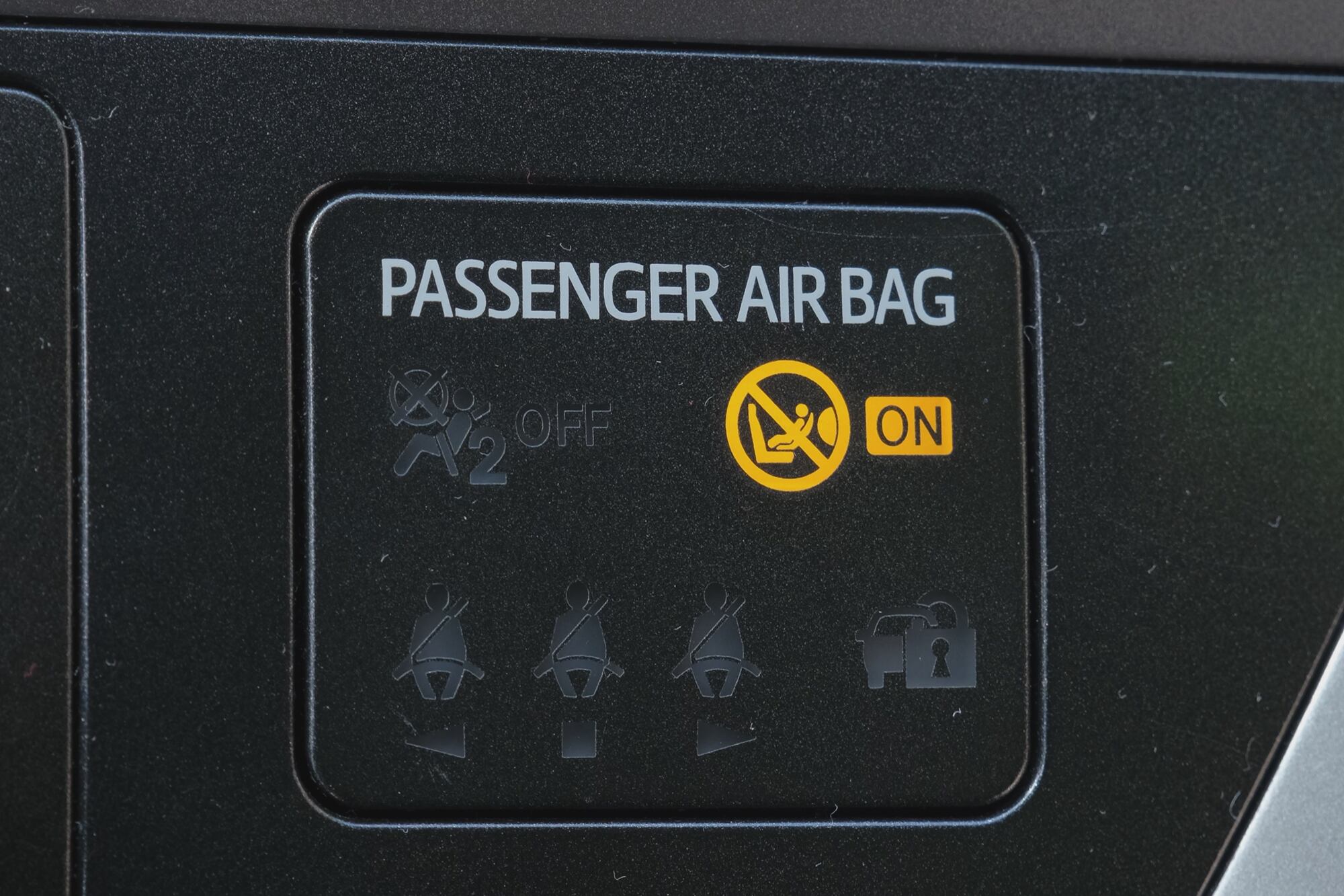 La razón por la que se puede desactivar un airbag y qué dicen los expertos antes de hacerlo 6 Cuando viajan menores adelante se debe desactivar el airbag del acompañante