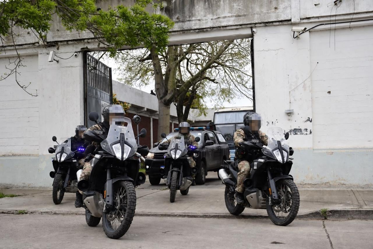 Importante operativo para trasladar los primeros 326 presos desde la cárcel de Devoto a Marcos Paz.