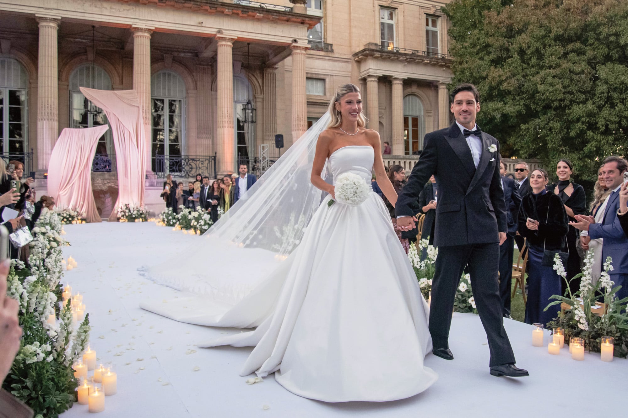 Para su gran día, la
influencer lució un vestido de
estilo principesco firmado por
Atelier Pucheta Paz. Se trata de
una pieza de silueta evasé en tono
off white con corset de escote
recto, falda de doble campana y la
espalda, de línea infinita, con más
de 250 botones forrados