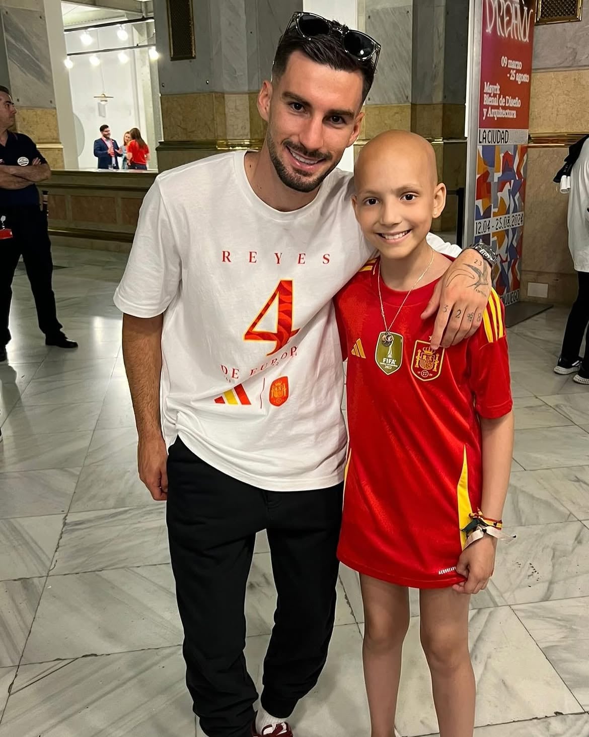 La pasión de María por el fútbol la llevó a acompañar de cerca a la selección española durante los últimos años (Foto: Instagram @mariacmfutbolera)