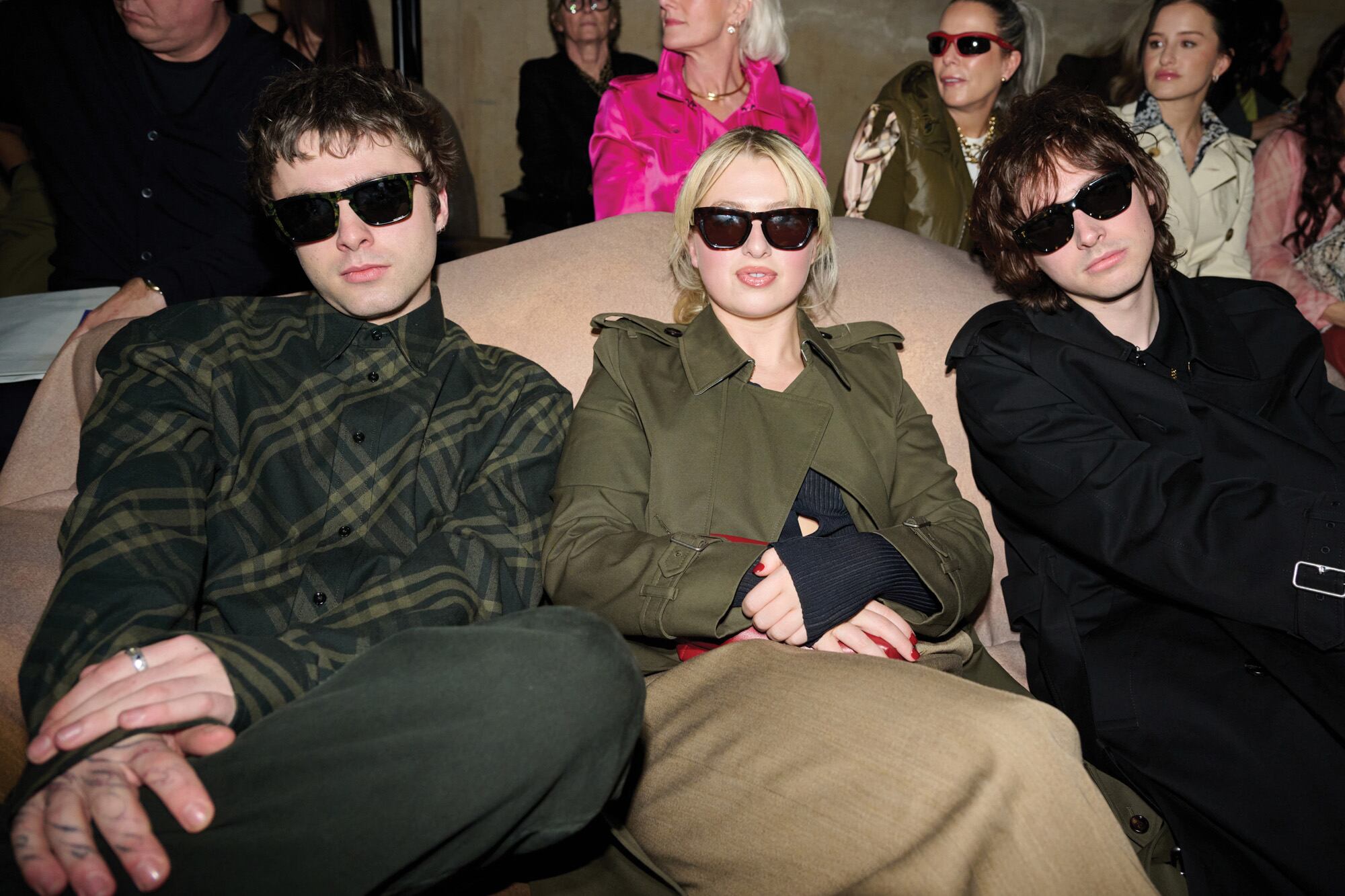 Los primos Gallagher
(sus padres son los líderes de la banda Oasis), con lentes oscuros, en la primera fila.
Anaïs, hija de Noel Gallagher, rodeada por Lennon y Gene, hijos de Liam Gallagher.