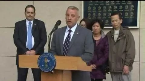 Los padres de Elisa Lam junto a los encargados de la investigación (Foto: Captura de video)