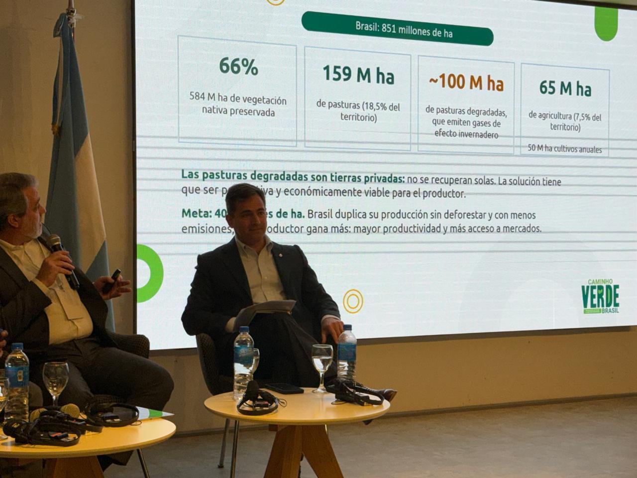 Cunto señaló que Brasil cuenta con unas 100 millones de hectáreas de tierras degradadas y que cerca de 40 millones podrían recuperarse para la agricultura o una ganadería más intensiva; ademas el país conserva 584 millones de hectáreas de vegetación nativa, equivalentes al 66% de su territorio