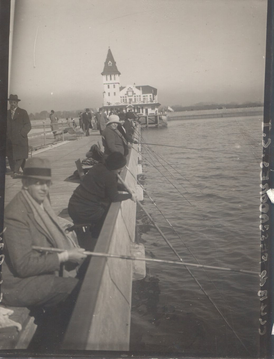 Concurso internacional de Pesca de agosto de 1934, en el que puede observarse el edificio ya casi terminado y la zona costera libre de toda otra construcción.