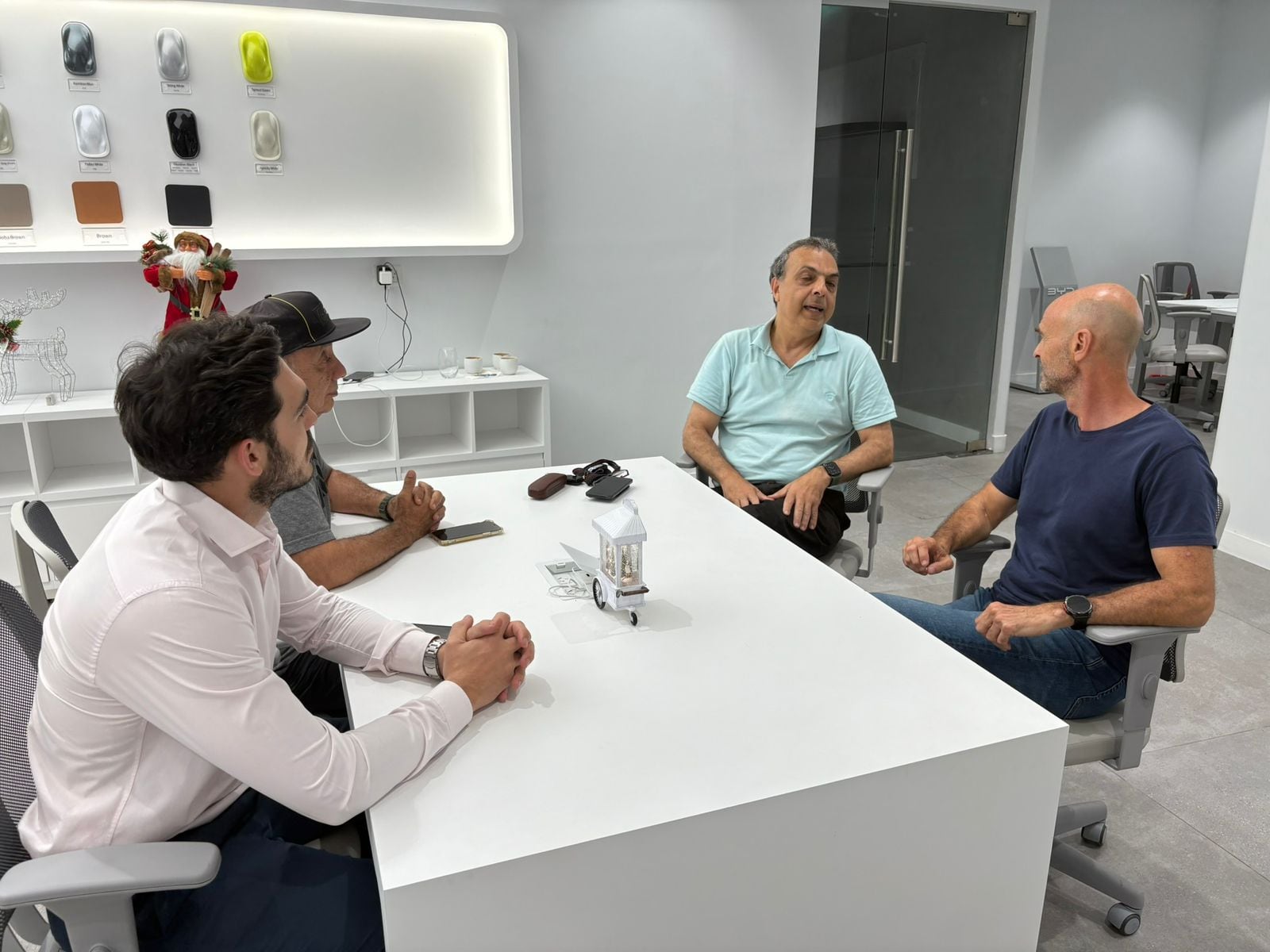 El exministro de Transporte de la Nación analiza el sector automotor desde la nueva concesionaria de BYD