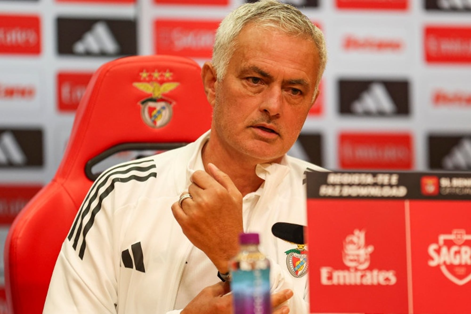Las duras críticas de Mourinho a los jugadores de Benfica, su tajante decisión y la irónica reacción de los hinchas