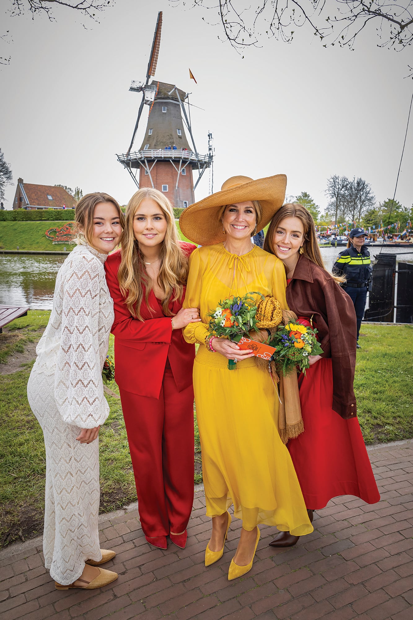 La Reina, con vestido amarillo de Natan, pamela de Fabienne Delvigne, stilettos Gianvito Rossi y clutch de Maria La Rosa, posa con Ariane, Amalia (que eligió un conjunto rojo de pantalón y saco
Max Mara, zapatos Gianvito Rossi, clutch de metal de Sarah’s Bag y pendientes de oro de su madre), y Alexia