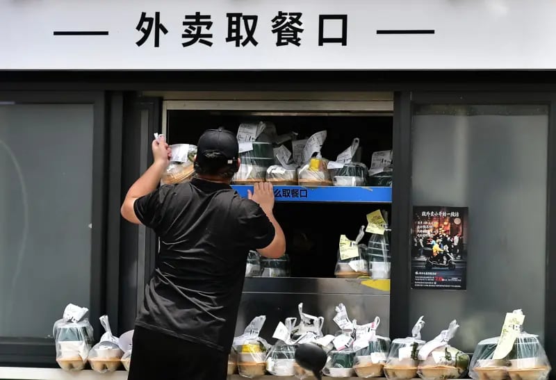 En su libro, Wang relata las vivencias de repartidor de comidas y mensajero en China