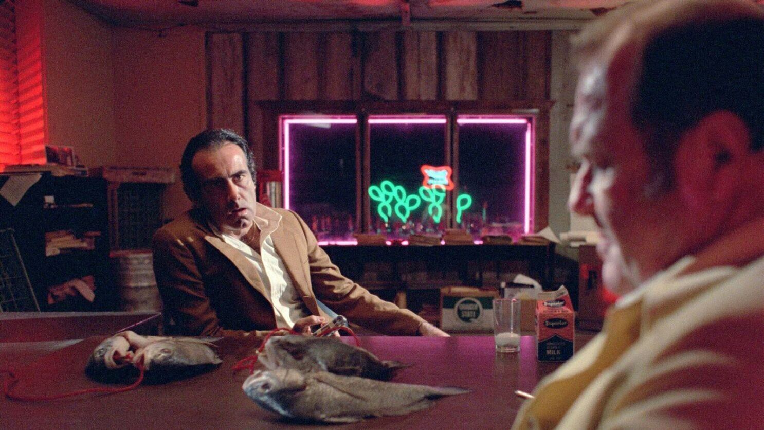 El bar con luces de neón en el que comienza la acción era uno de los lugares clásicos del neo noir de los años 70, que los hermanos Coen usaron como fetiche y ambientación.