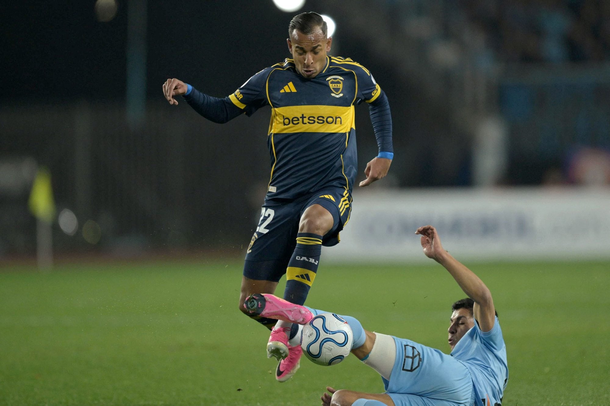Sebastian Villa encara con la pelota ante la marca de Luis Pavez
