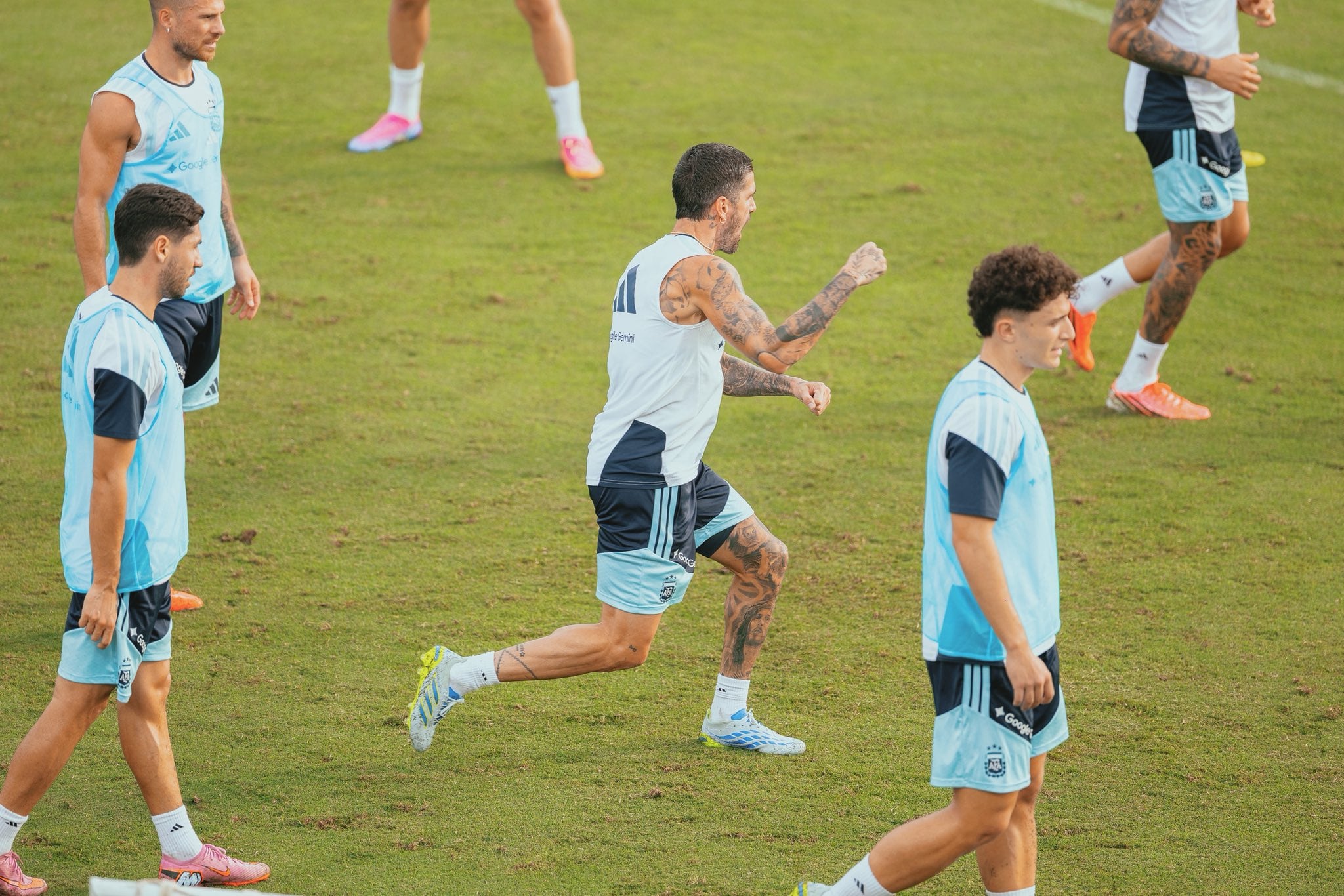 De Paul y una arenga en medio del entrenamiento: uno de los referentes del plantel argentino