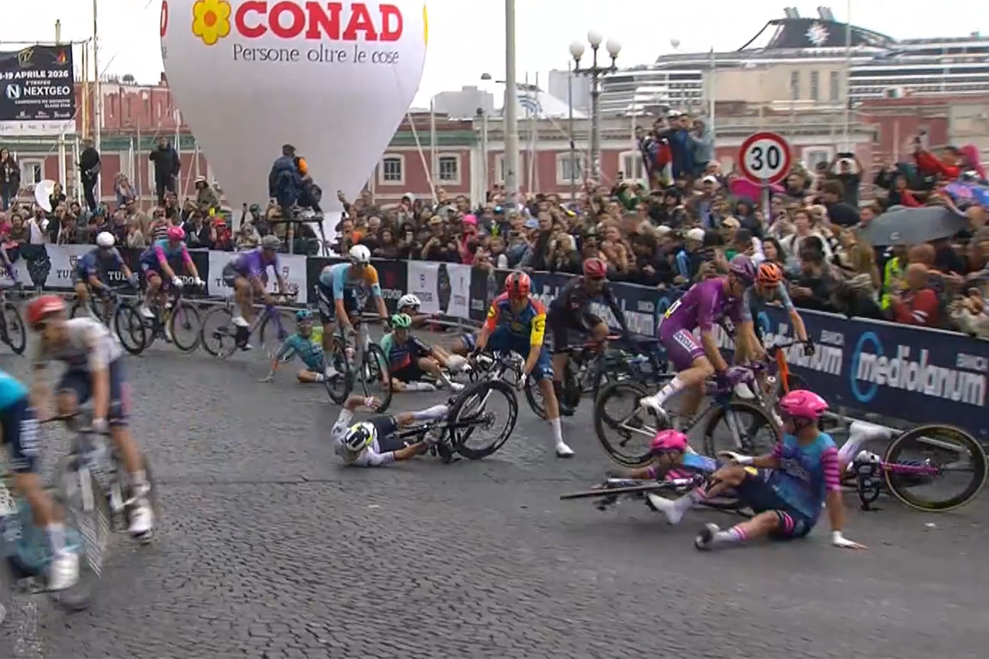 Giro de Italia: una caída múltiple en la última curva y el aficionado que atemorizó al pelotón en una rotonda