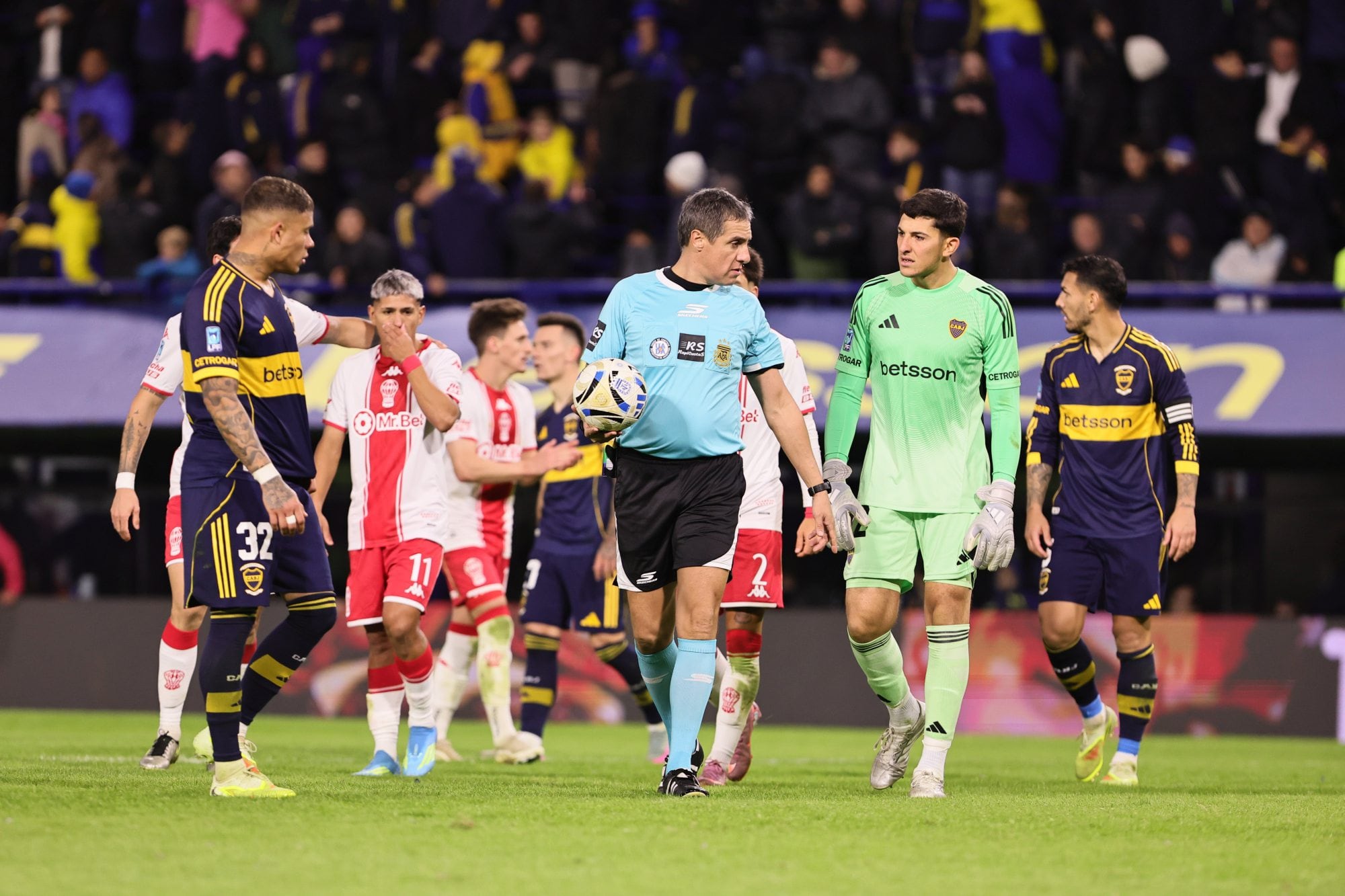 Echavarría tuvo mucho trabajo y varias polémicas: a Huracán le echó dos jugadores en la misma acción