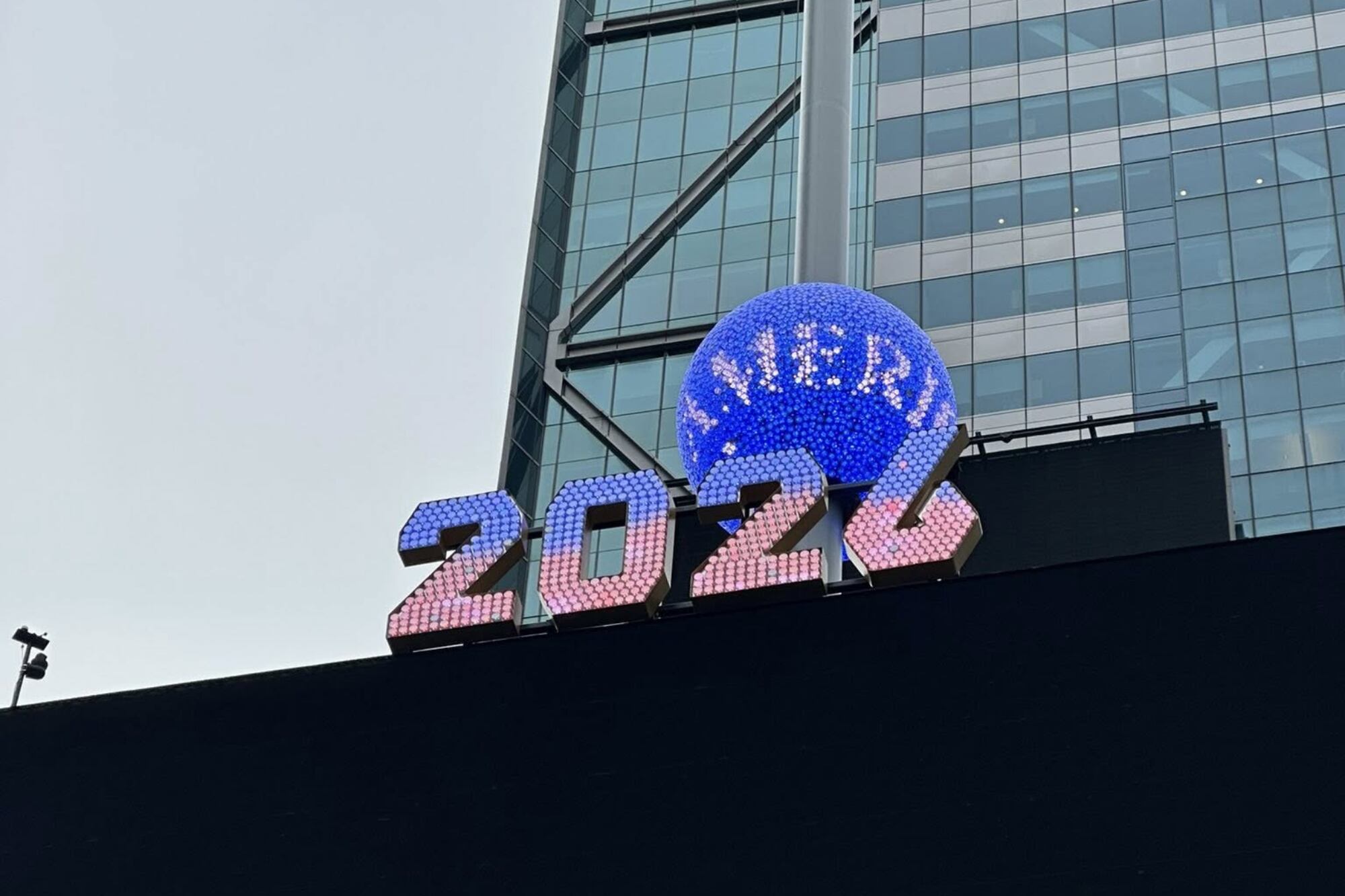 Los coorganizadores, Times Square Alliance y Countdown Entertainment, habilitarán los sitios web oficiales TimesSquareNYC.org, NewYearsEve.nyc y TimesSquareBall.net para seguir el evento desde cualquier dispositivo