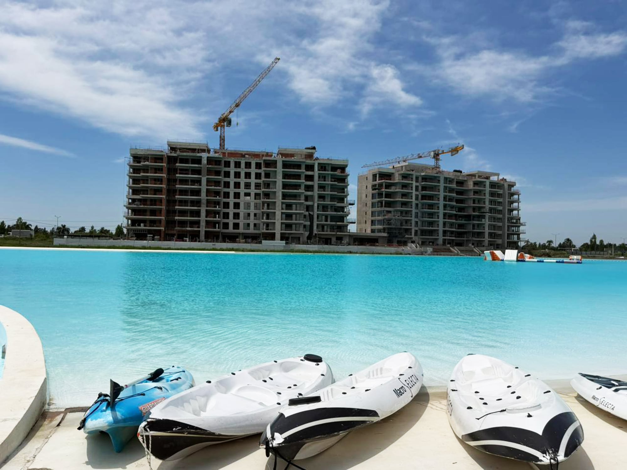 El complejo se construye alrededor de una laguna cristalina