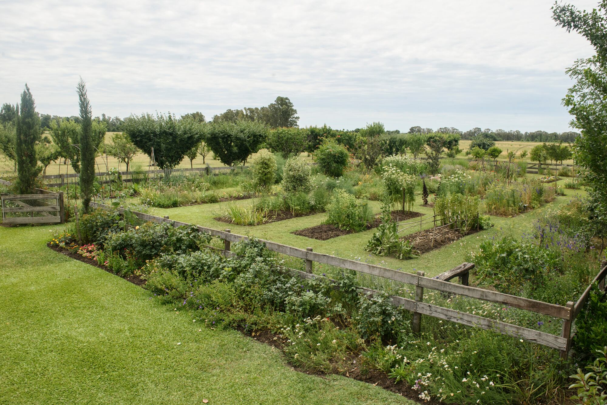 Vista panorámica de la huerta jardín y el monte frutal de La Soñada, envueltos por la calma del entorno campestre de San Antonio de Areco.