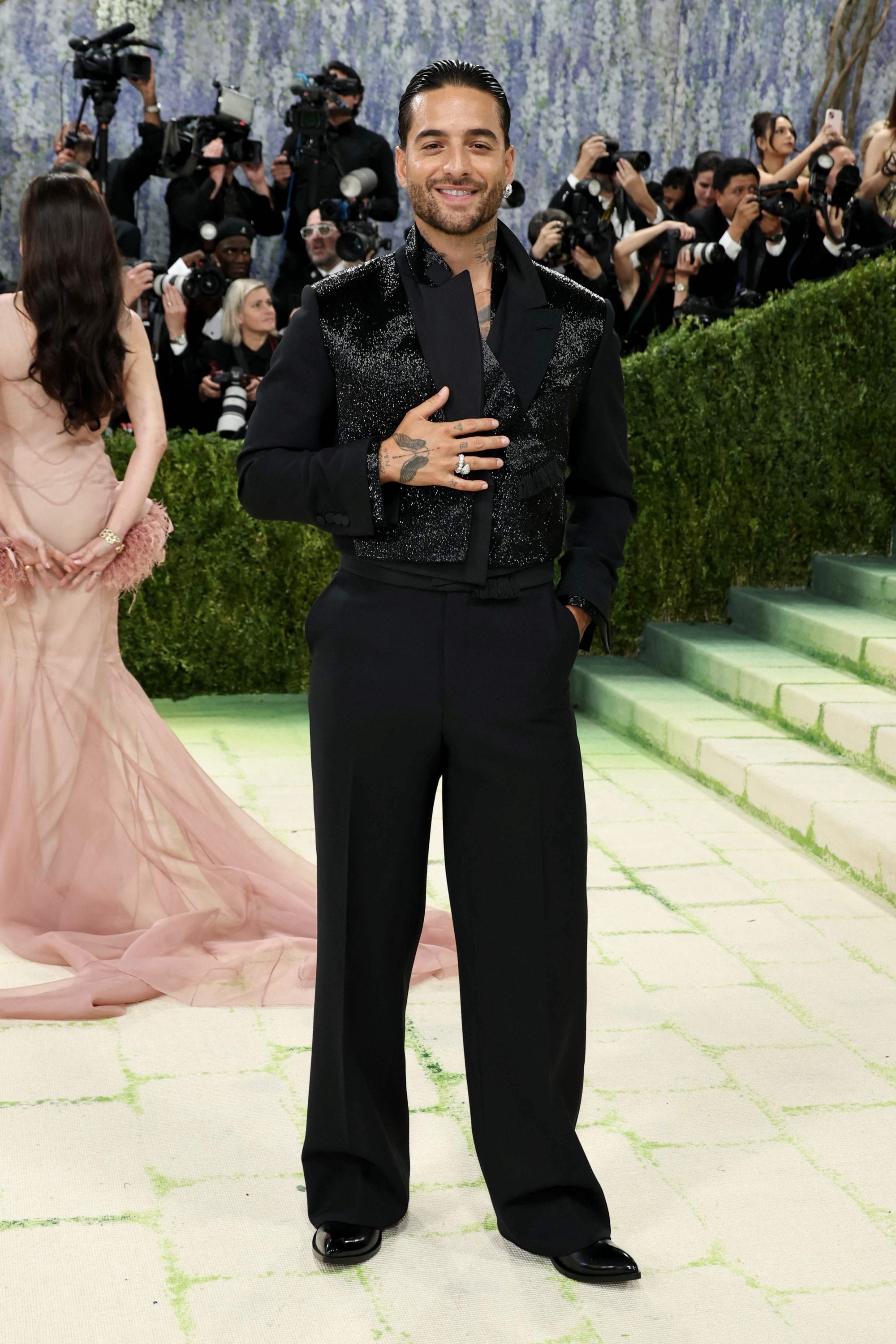 Maluma tampoco quiso perderse este gran evento de la moda. El cantante colombiano realzó su outfit con un saco de brillos