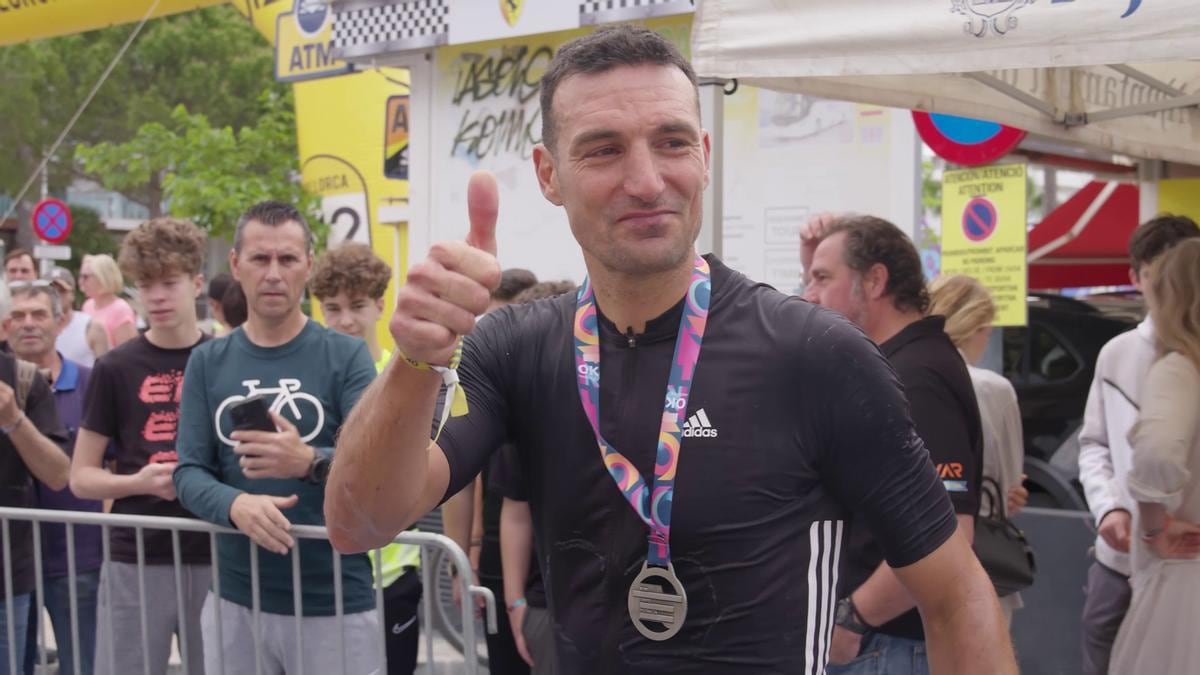 Lionel Scaloni, feliz, con una medalla por una carrera de ciclismo
