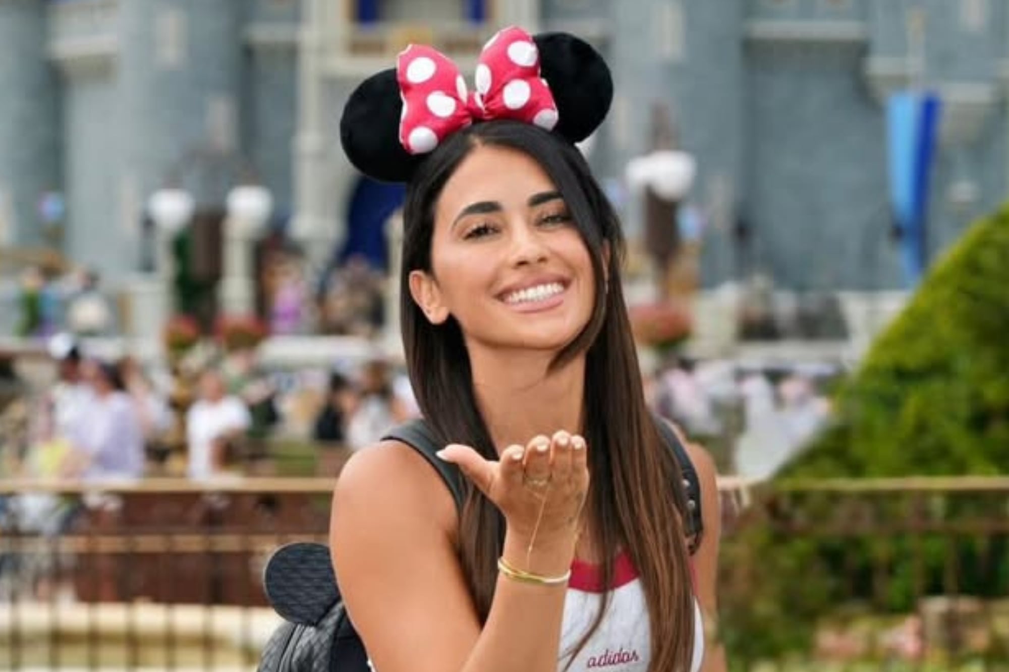 Antes del debut de la selección argentina, Antonela Roccuzzo visitó Disney y causó furor con sus looks