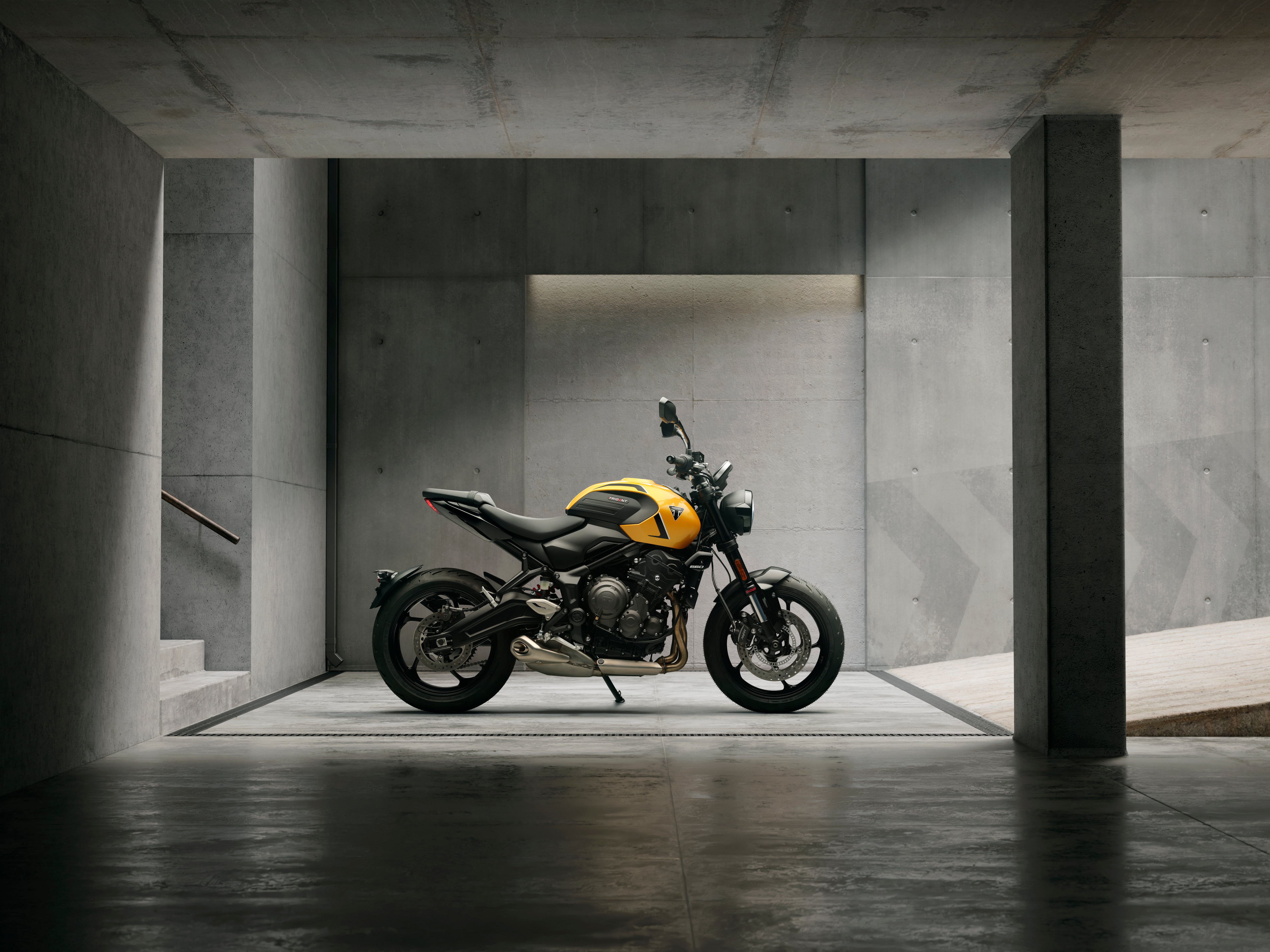 La Trident 660 está disponible en Cosmic Yellow, Stone Grey y Snowdonia White