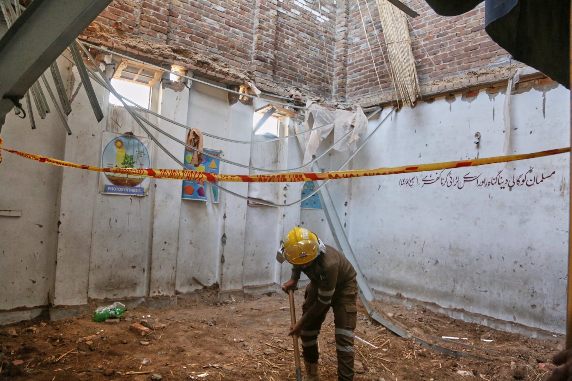 Derrumbe de techo de escuela en Pakistán deja al menos 34 niños y una maestra muertos
