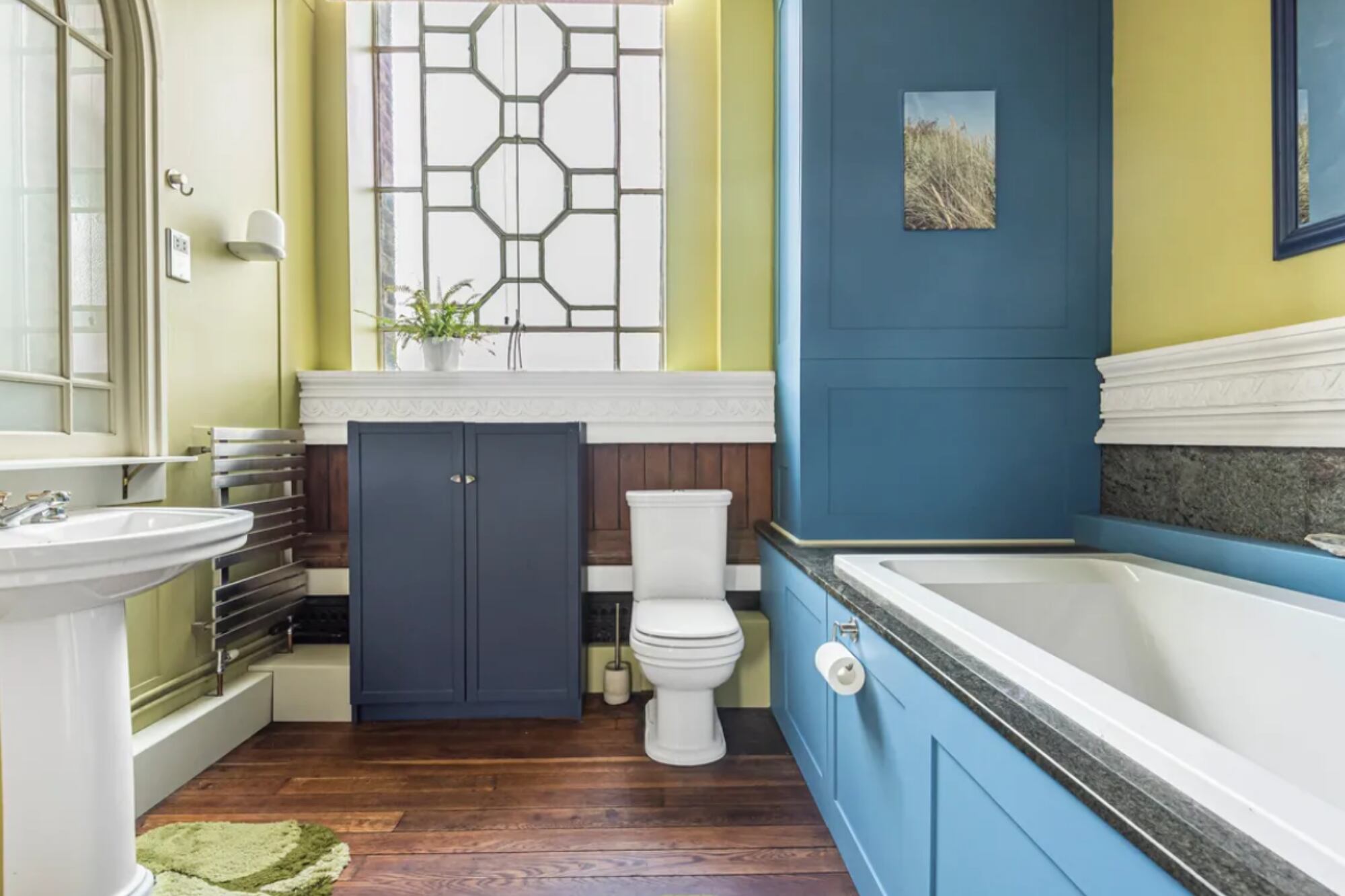 Animarse al color en los baños, revistiendo la zona de artefactos y ducha o bañera y utilizando pintura en las demás paredes