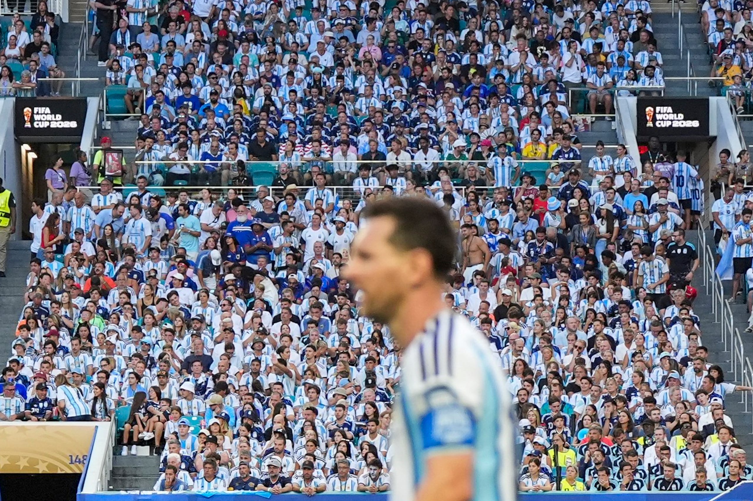 Lionel Messi y, de fondo, sus veneradores; el número 10 está en la gran mayoría de las camisetas de los hinchas que siguen a la selección en Estados Unidos.