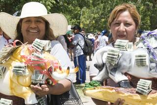 Fiesta de la Alasita: la comunidad boliviana le pide por sus deseos al Ekeko