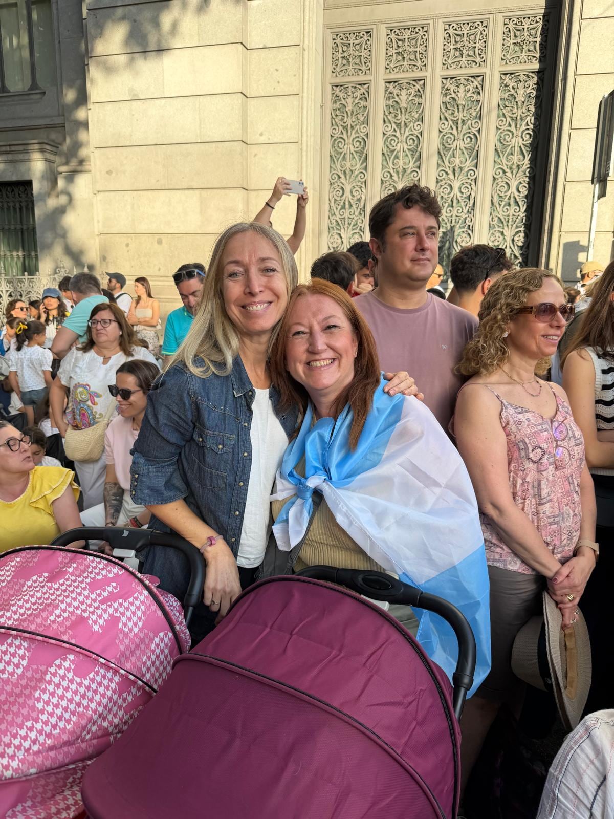 Silvina y Jimena, dos argentinas que viven en Madrid que madrugaron para no perderse un evento histórico