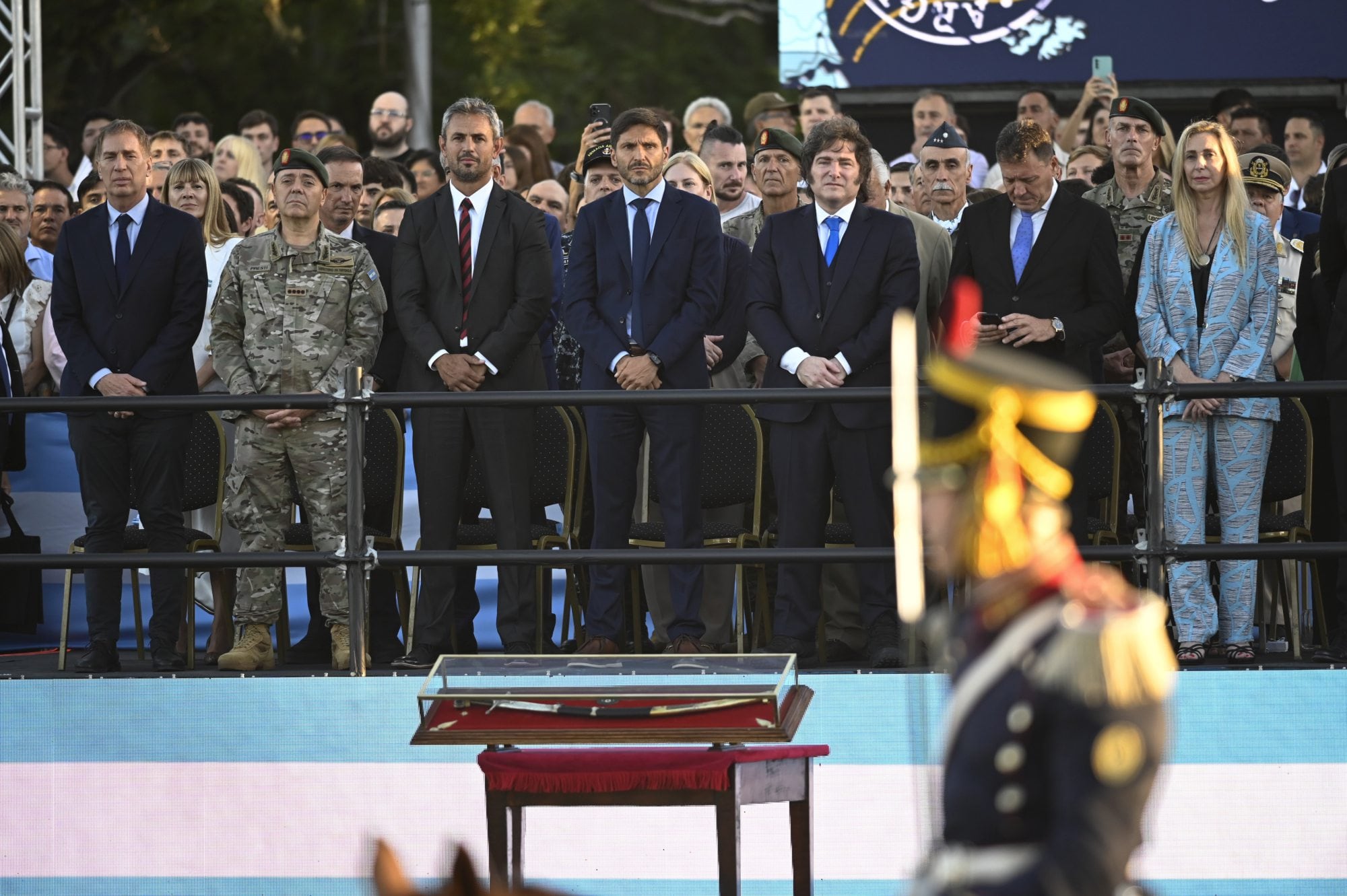 El traspaso del sable de general San Martín al regimiento de granaderos