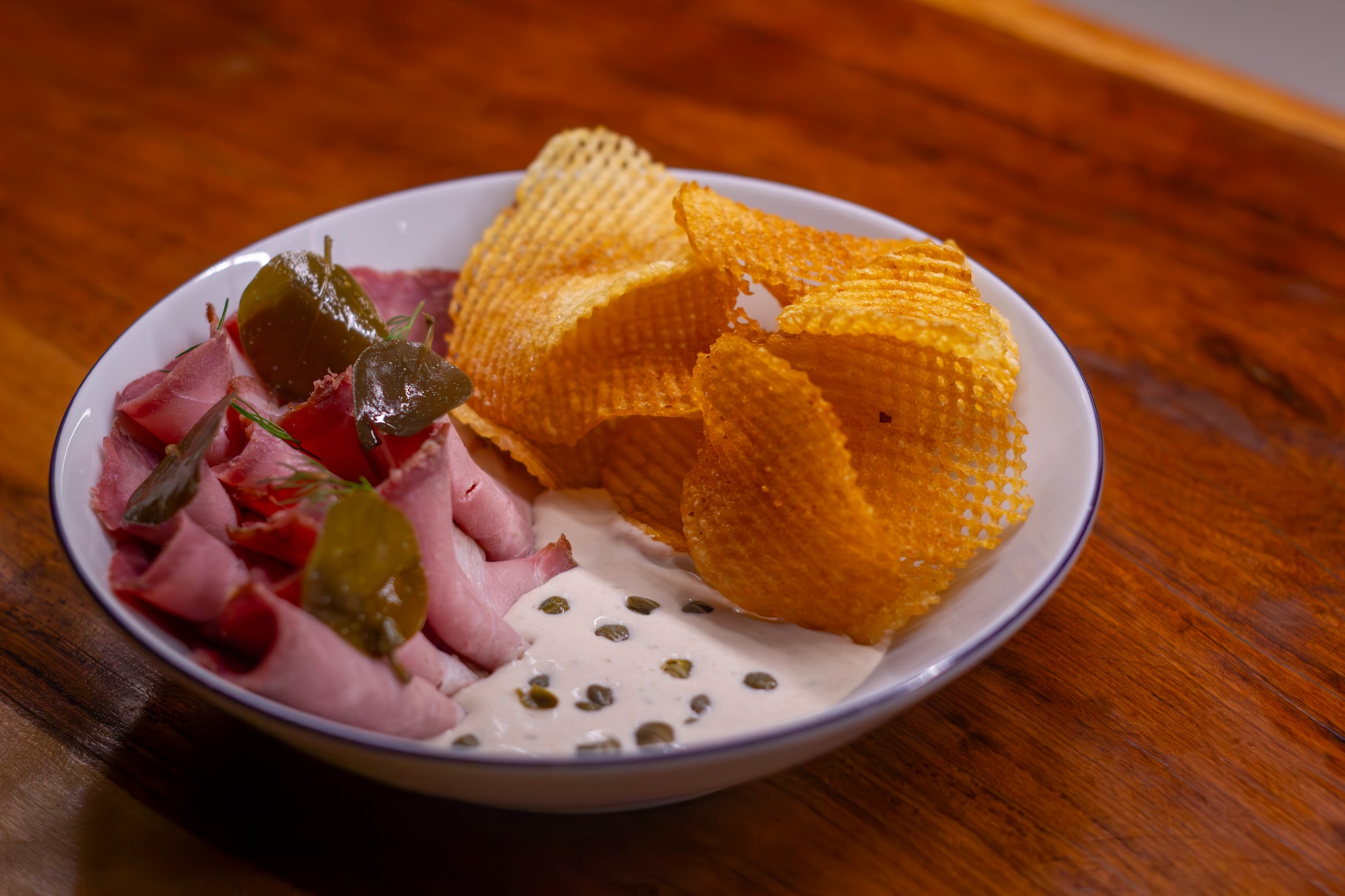 El Tonnato Maiale, una versión de vitel toné a base de cerdo ahumado con papas rejilla, es unos de los platos fijos de la carta
