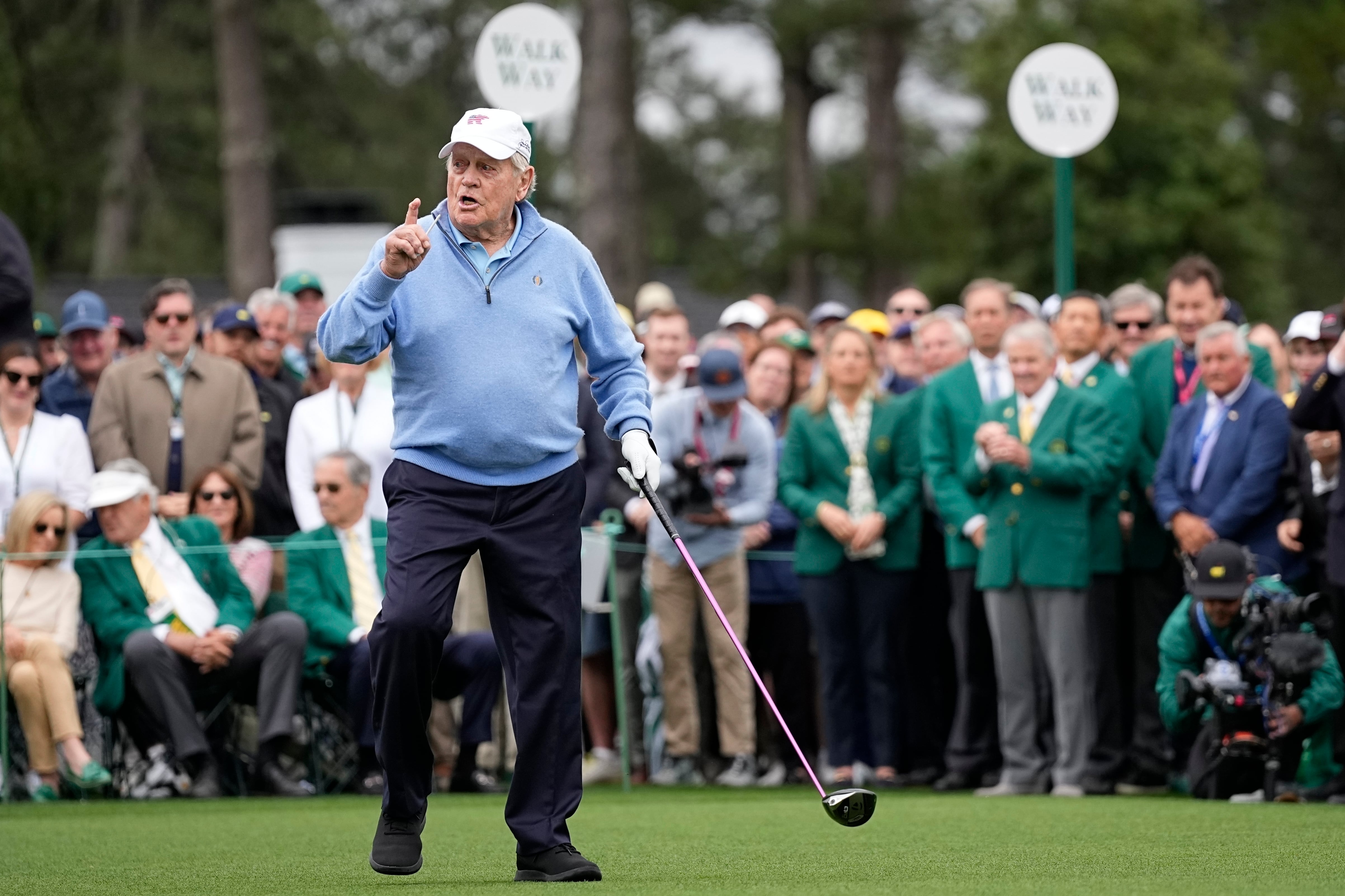 Jack Nicklaus, hace un gesto antes de realizar el tee ceremonial del Masters de Augusta, el jueves 11 de abril de 2024 (AP Foto/George Walker IV)