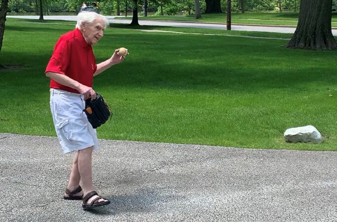 Howard Tucker practica baseball en el parque central de Cleveland