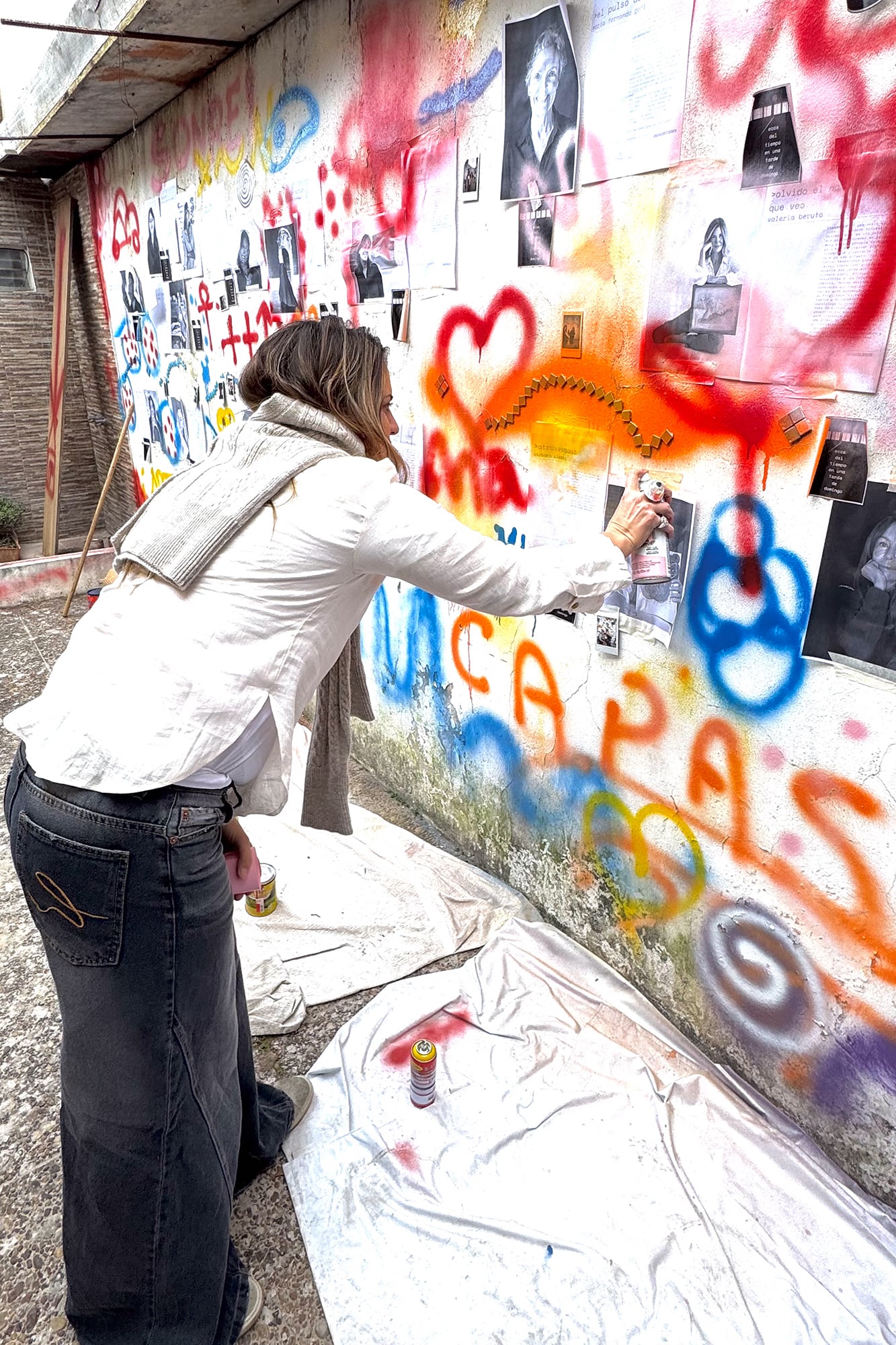 Los artistas en acción dejando sus creaciones en las paredes con aerosoles