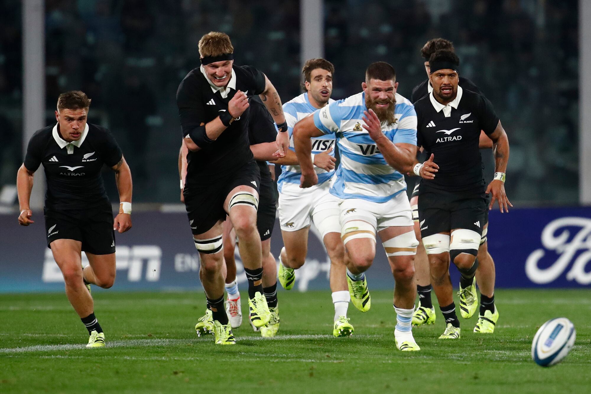Fabian Holland y Marcos Kremer, en carrera para alcanzar la pelota